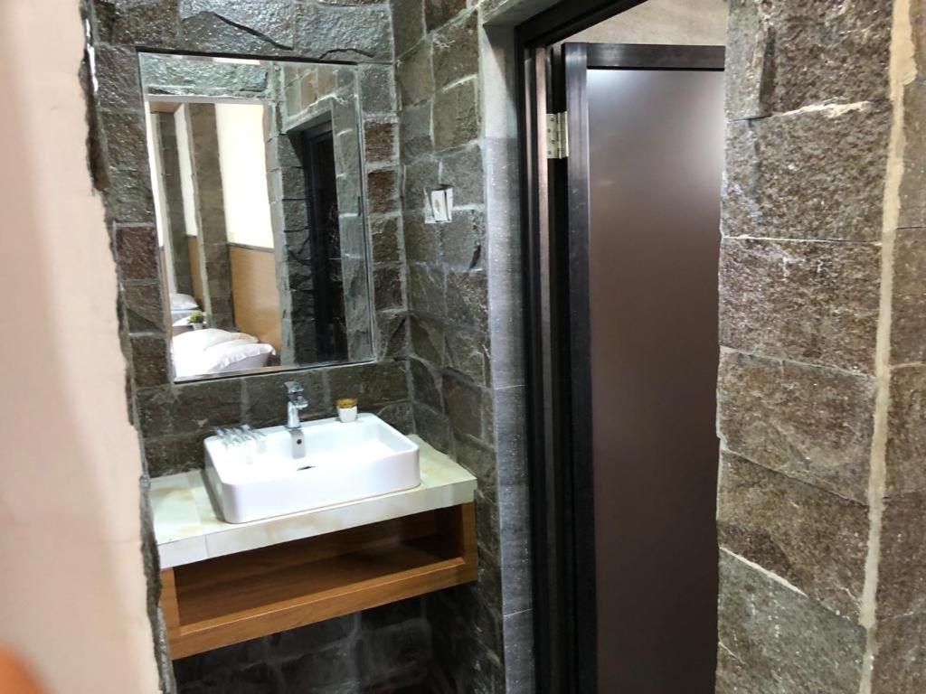 Quadruple Room with Private Bathroom - Photo 11