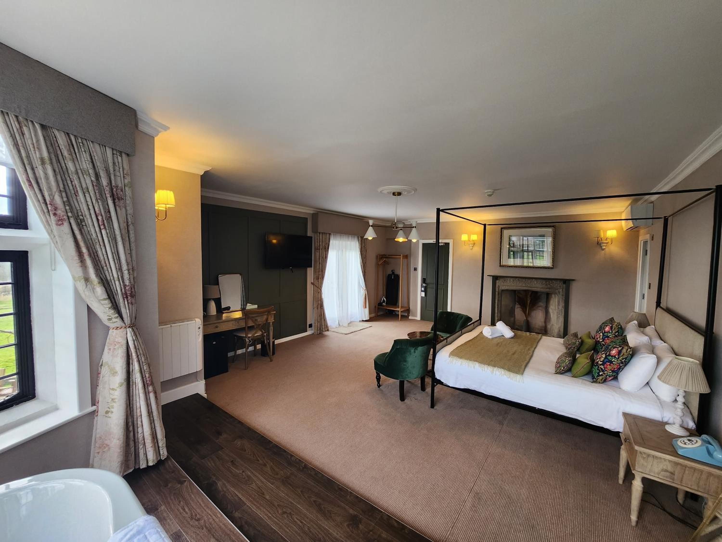 Double Room with Four Poster Bed - Photo 2