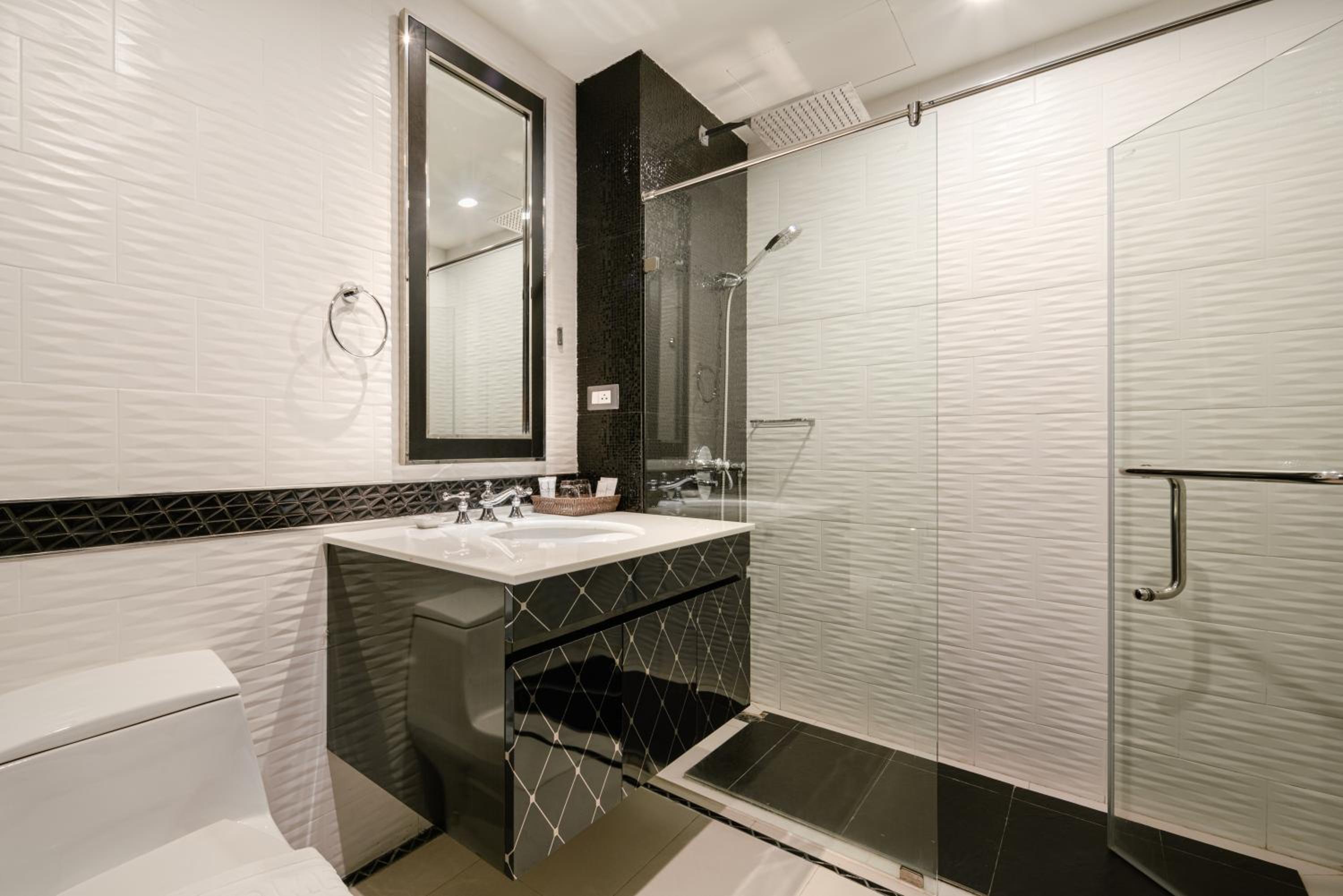 Deluxe King Room - Photo 2