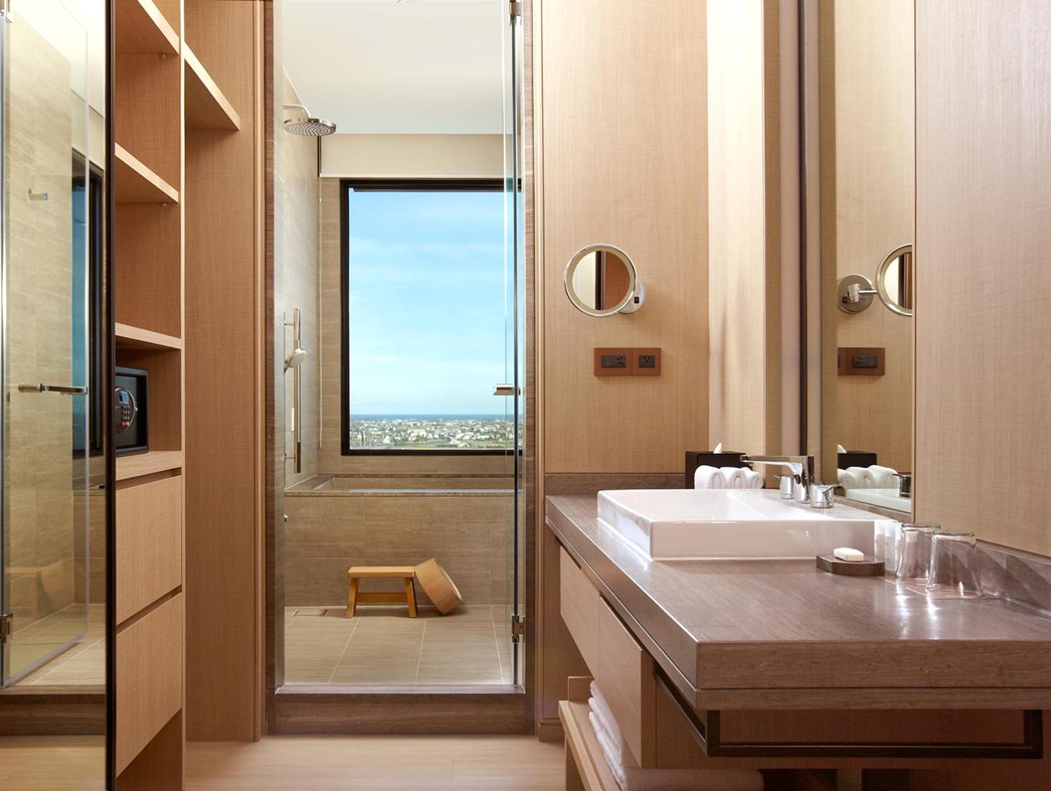 King Room with Balcony photo 3