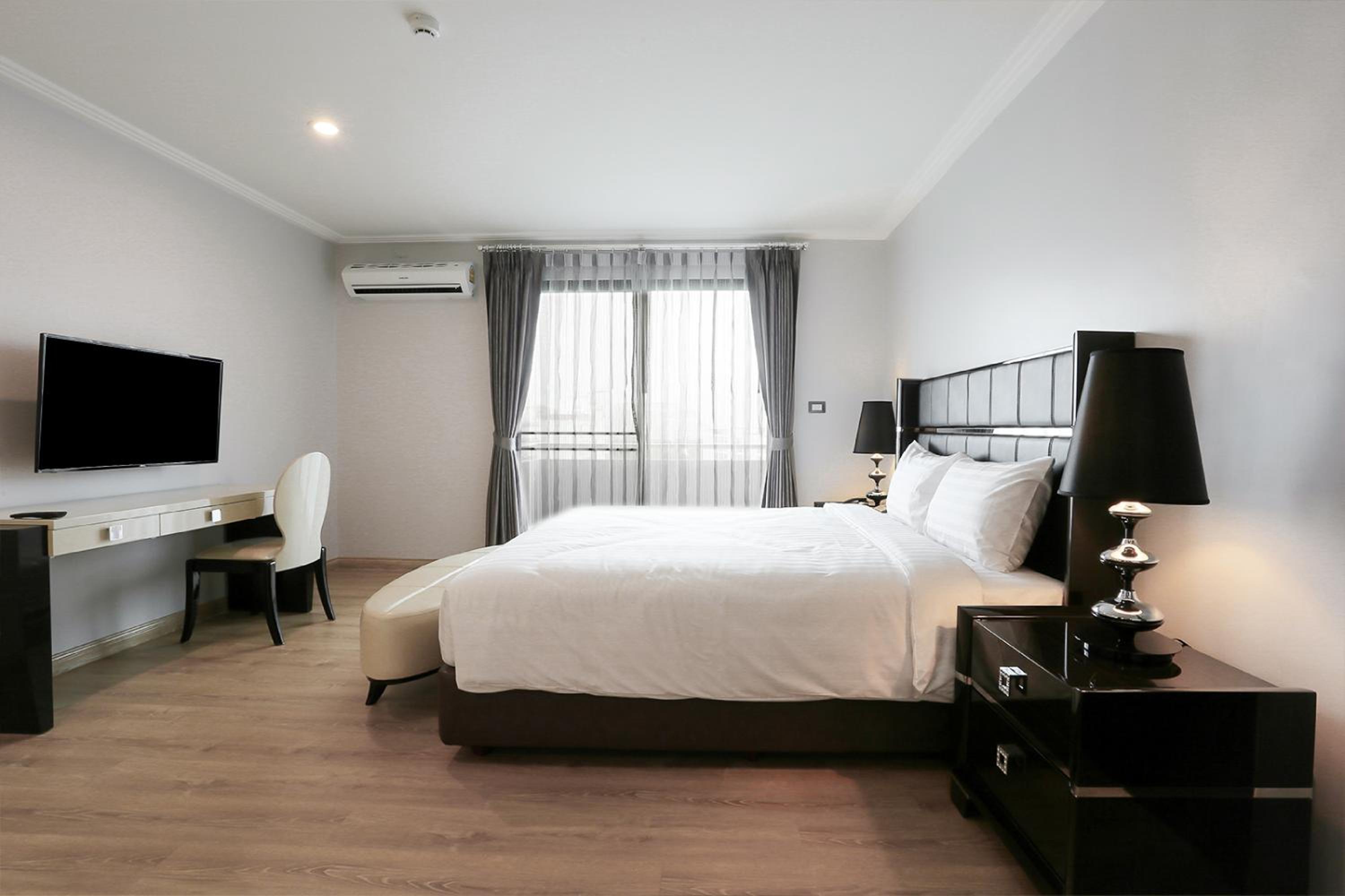 One-Bedroom Suite - Photo 3