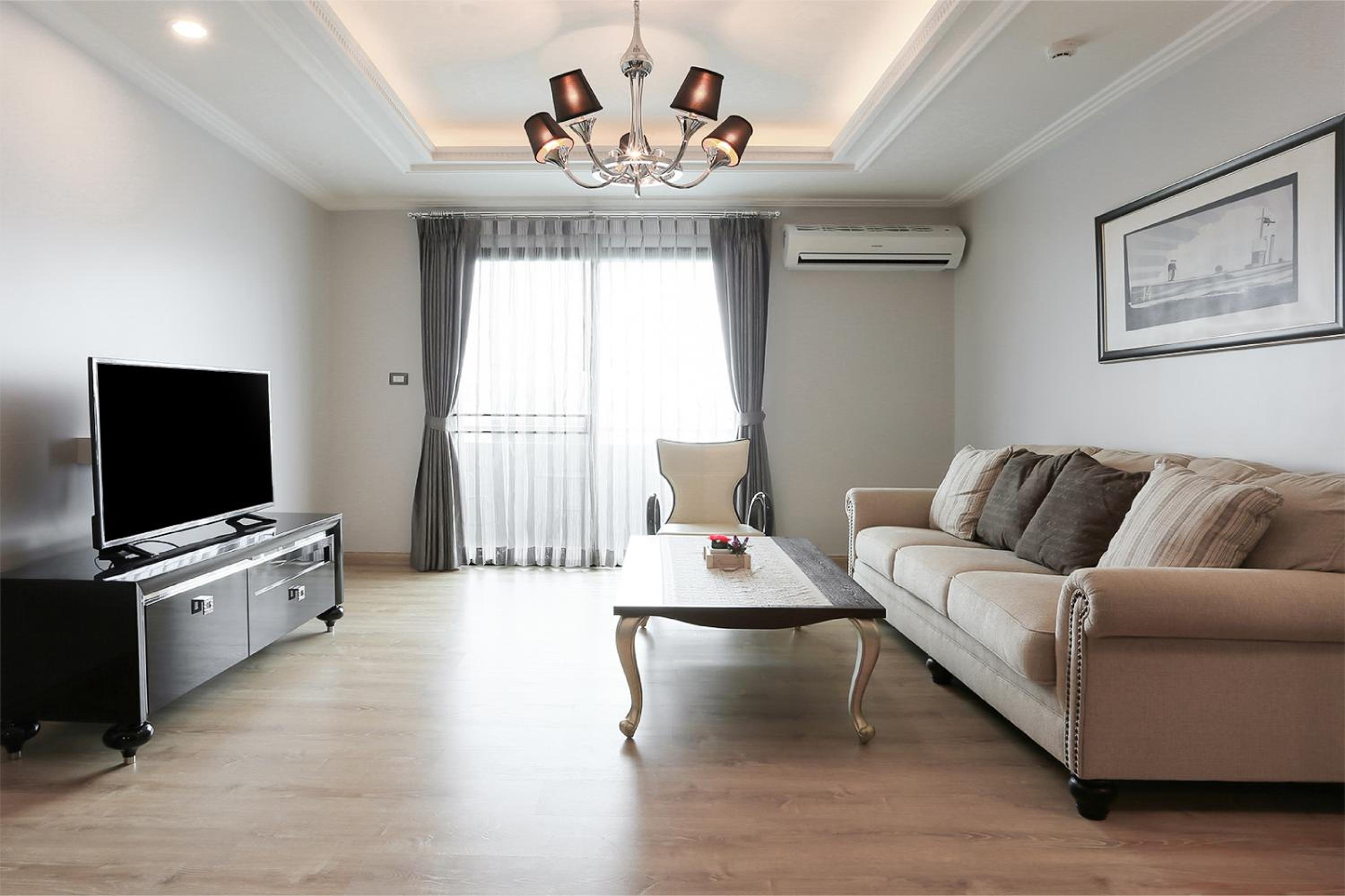 One-Bedroom Suite - Photo 4