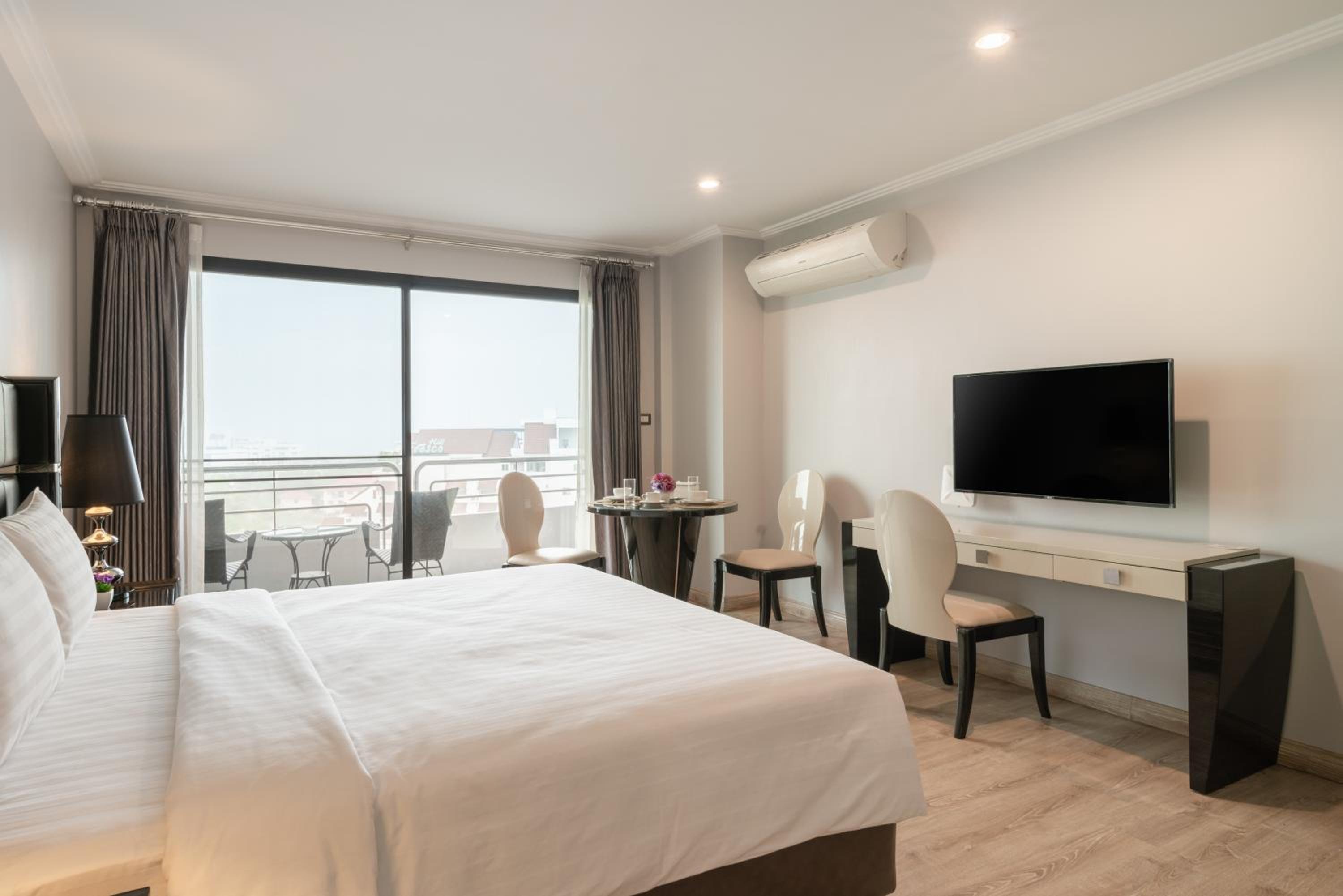 Deluxe King Room - Photo 5