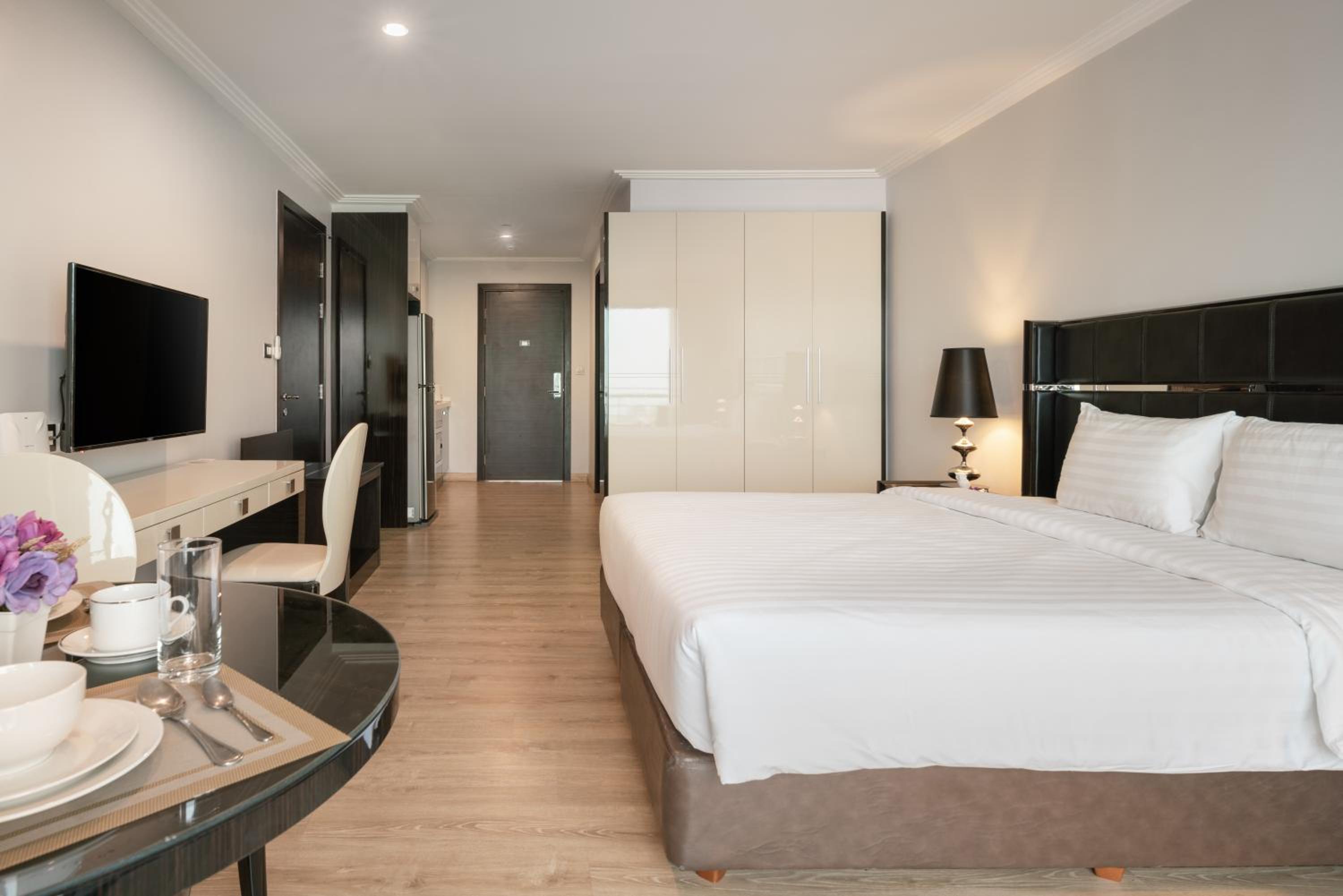 Deluxe King Room - Photo 4