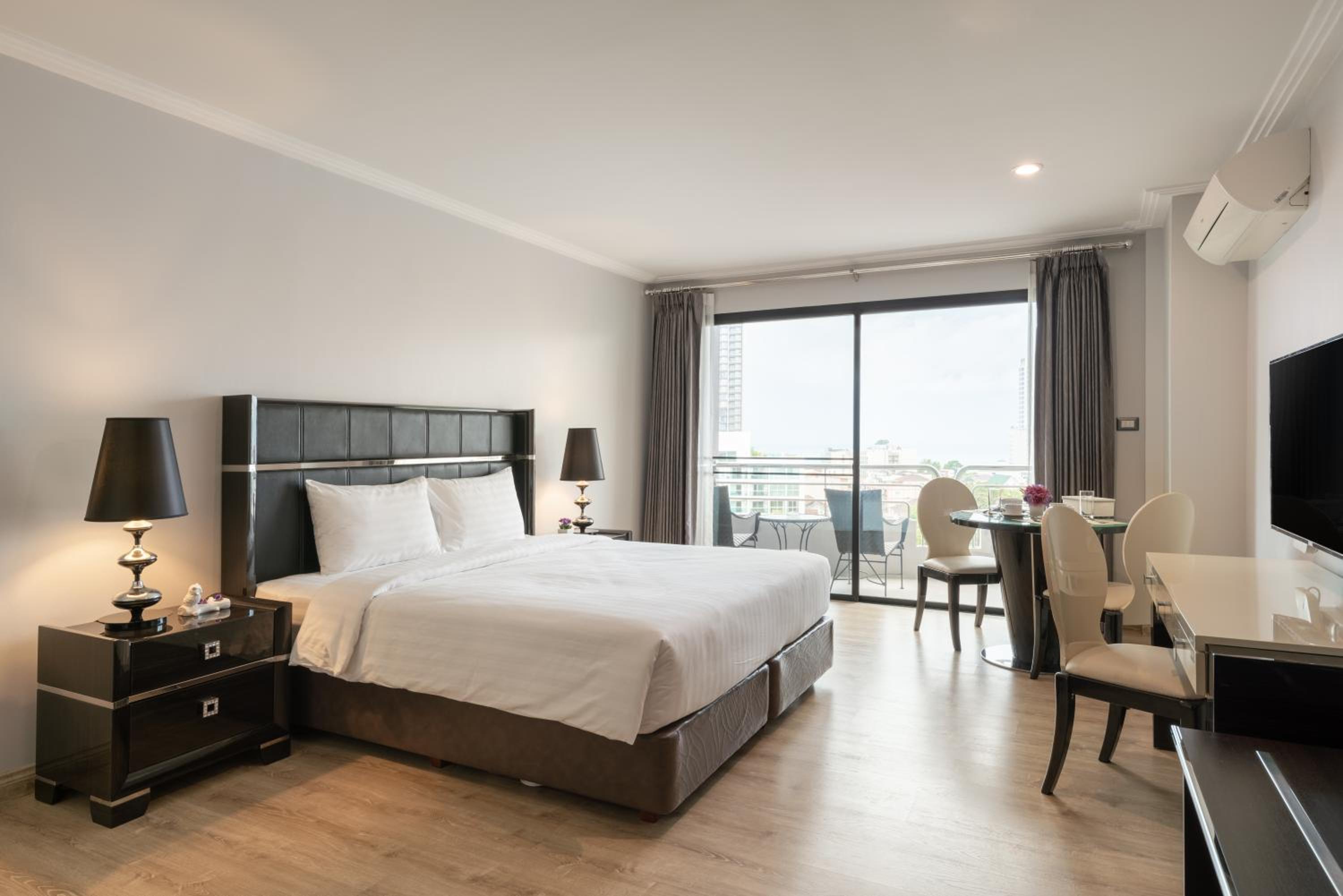 Deluxe King Room - Photo 1