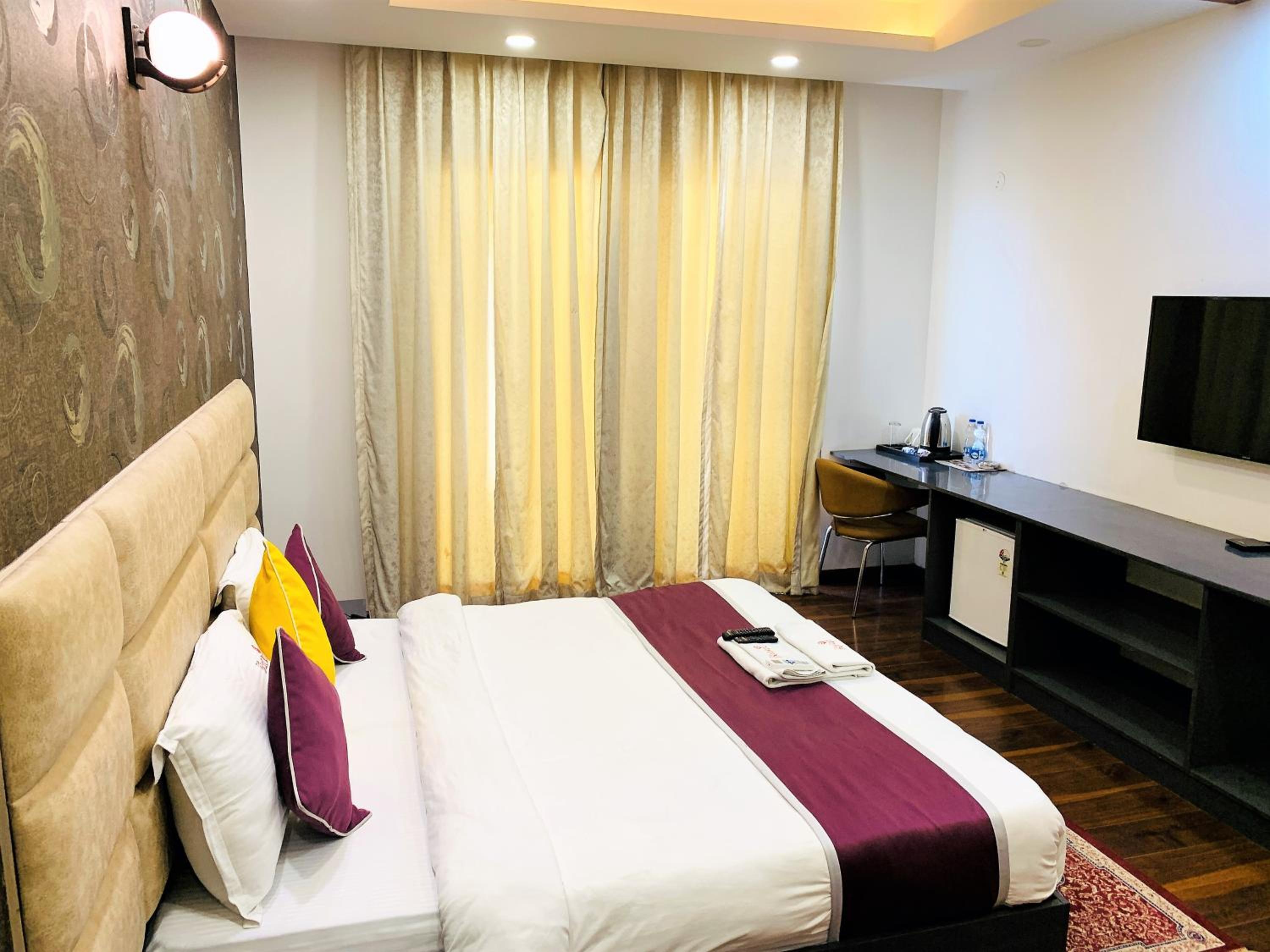 Deluxe Double Room with Balcony photo 2