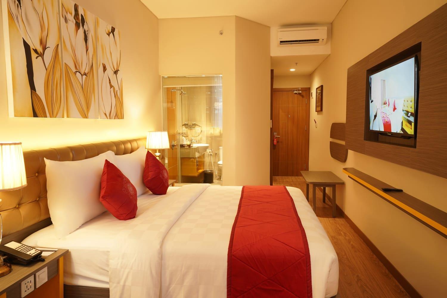 Deluxe King Room - Non-Smoking - Photo 2