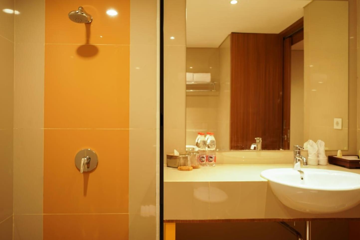 Deluxe King Room - Non-Smoking - Photo 4
