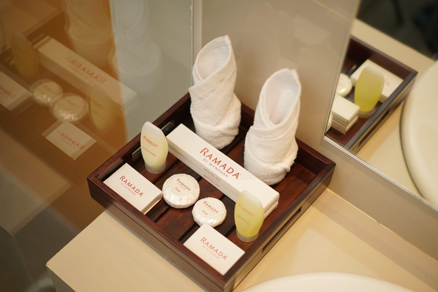 Deluxe King Room - Non-Smoking - Photo 3