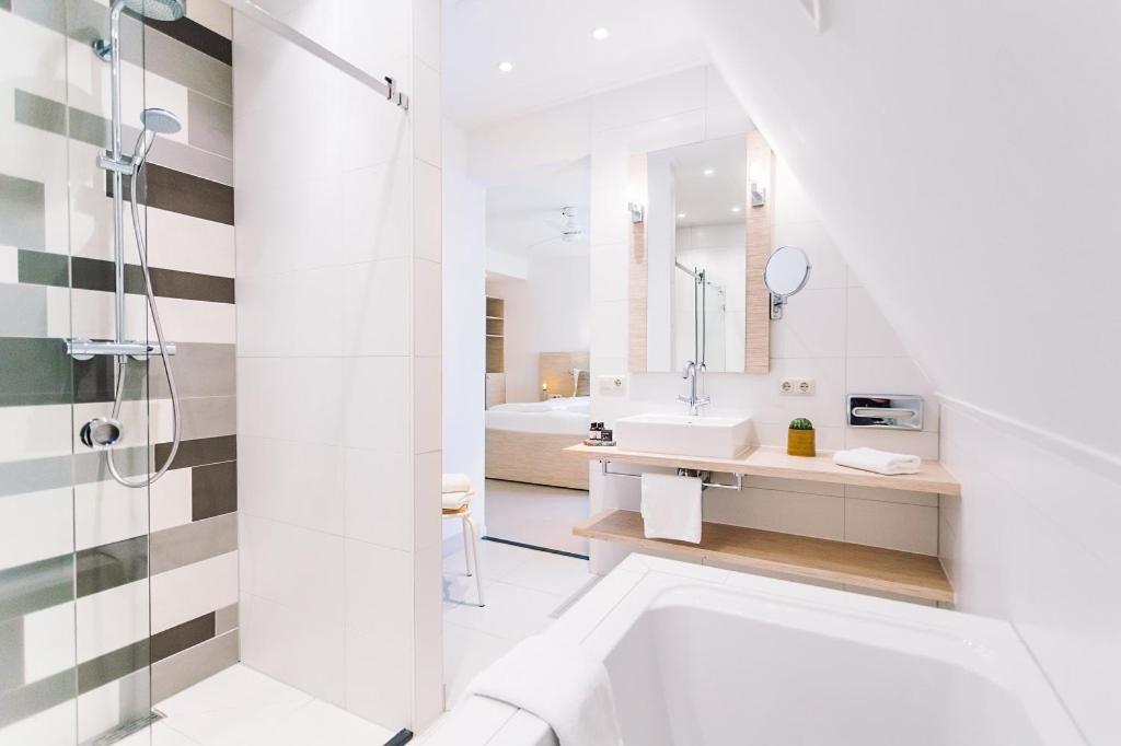 Luxury Suite - Photo 4