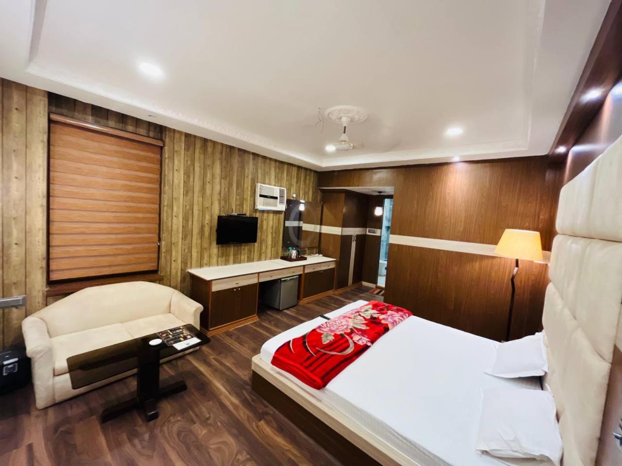 Deluxe Double or Twin Room - Photo 11