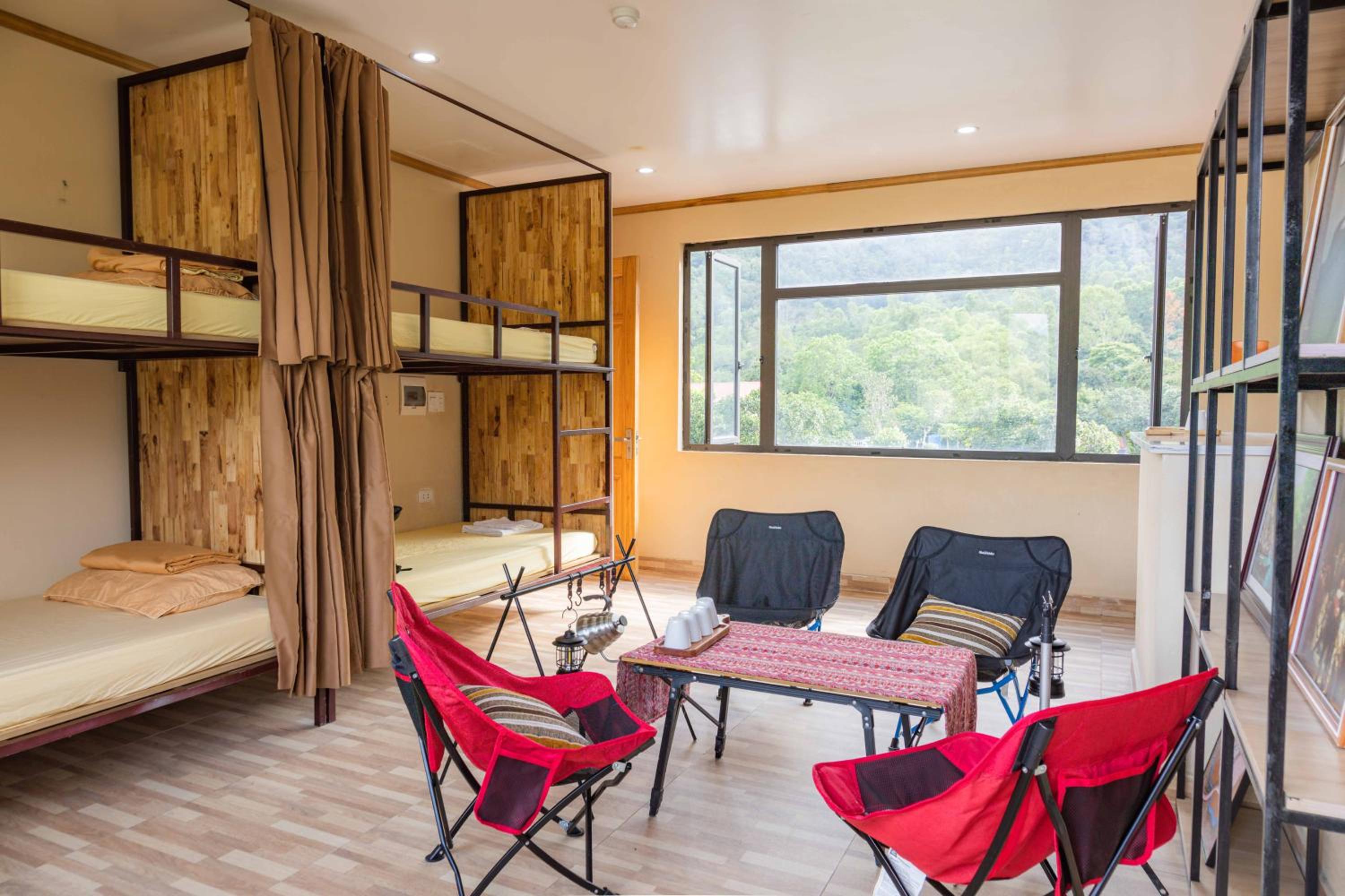 Family Room With Balcony photo 3