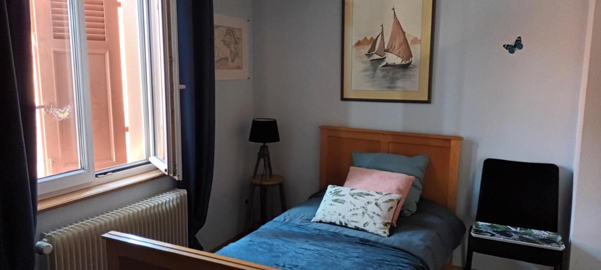 Standard Twin Room with Shared Bathroom photo 3