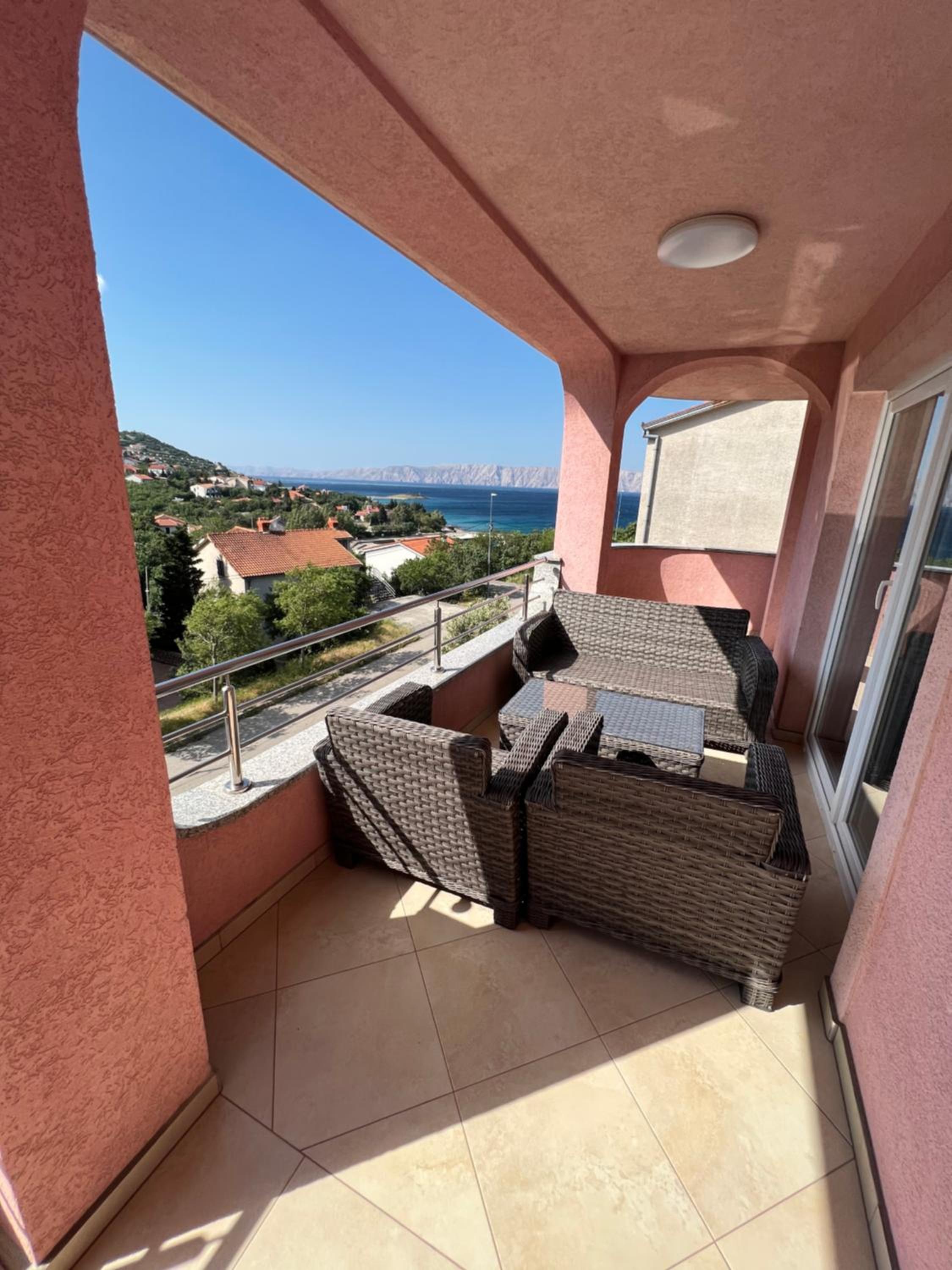 Three-Bedroom Apartment with Balcony and Sea View photo 3