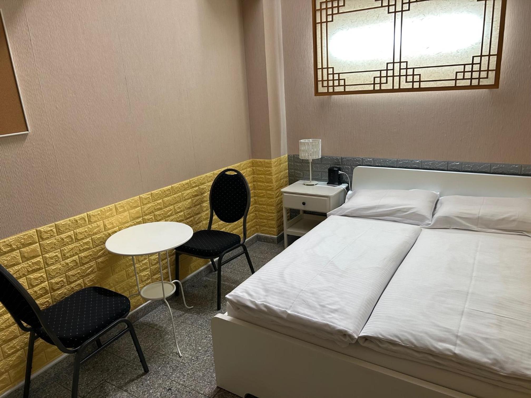 Budget Double Room - Photo 3
