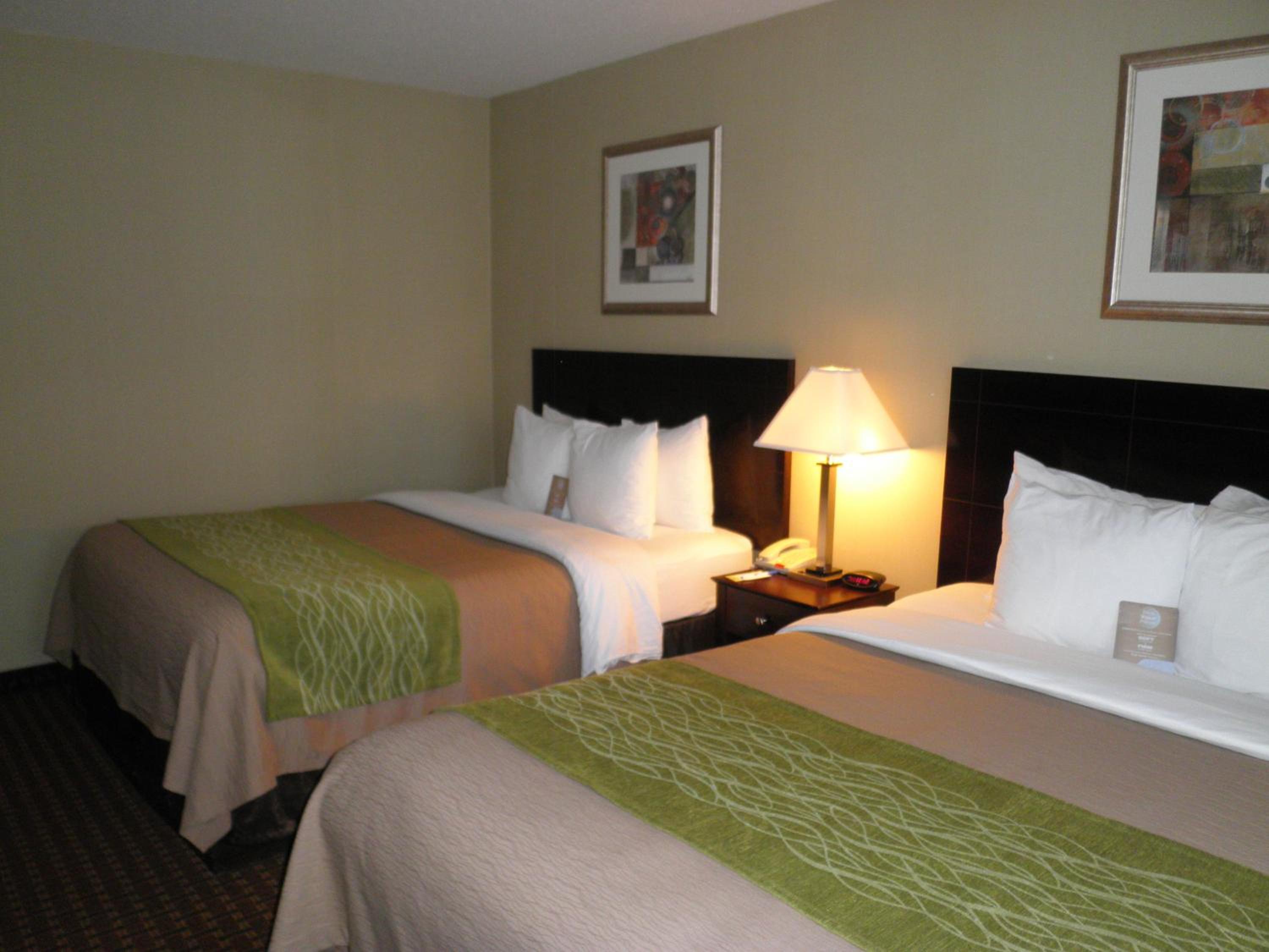 Queen Room with Two Queen Beds - Non-Smoking - Photo 5