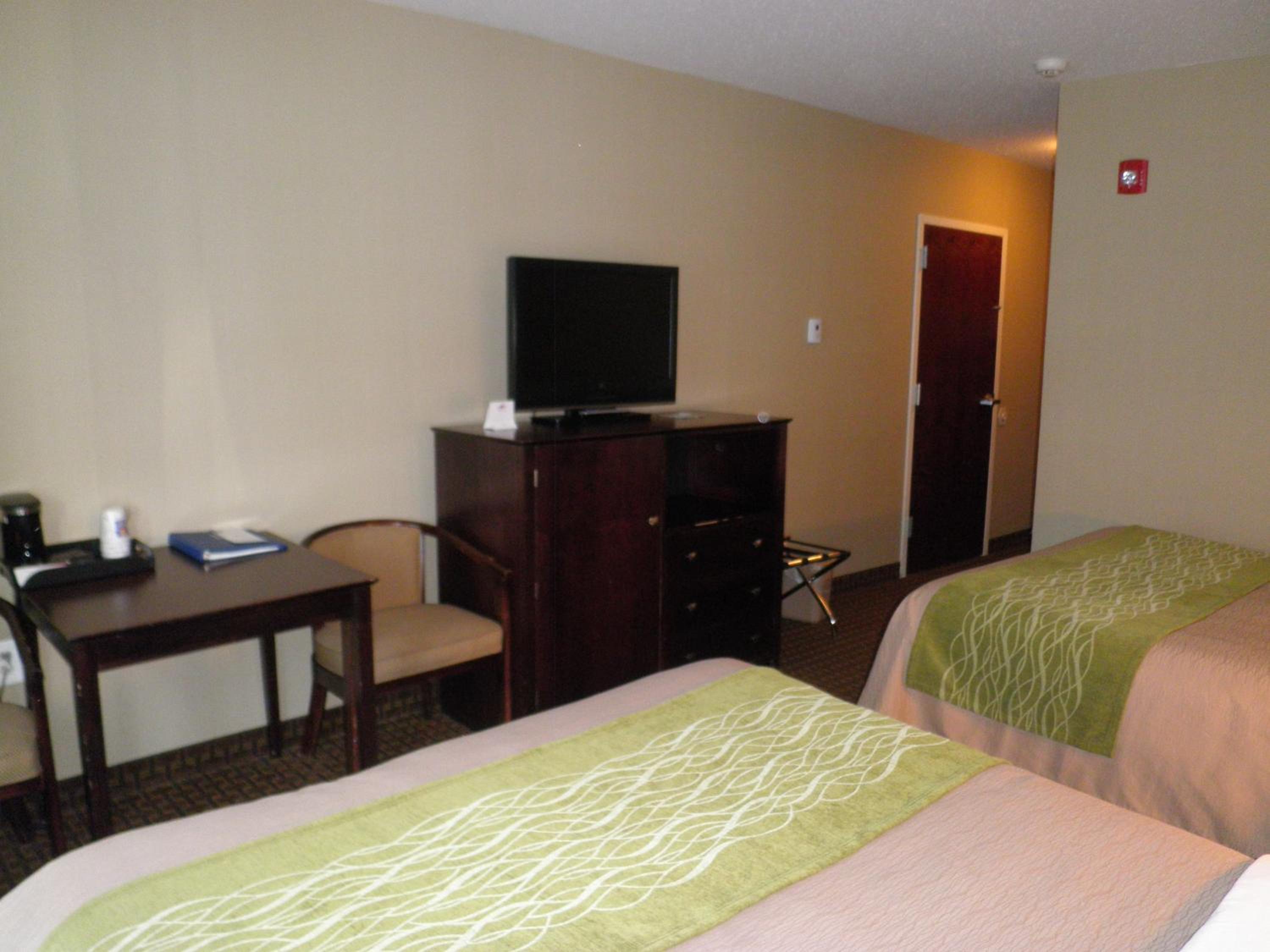 Queen Room with Two Queen Beds - Non-Smoking - Photo 4