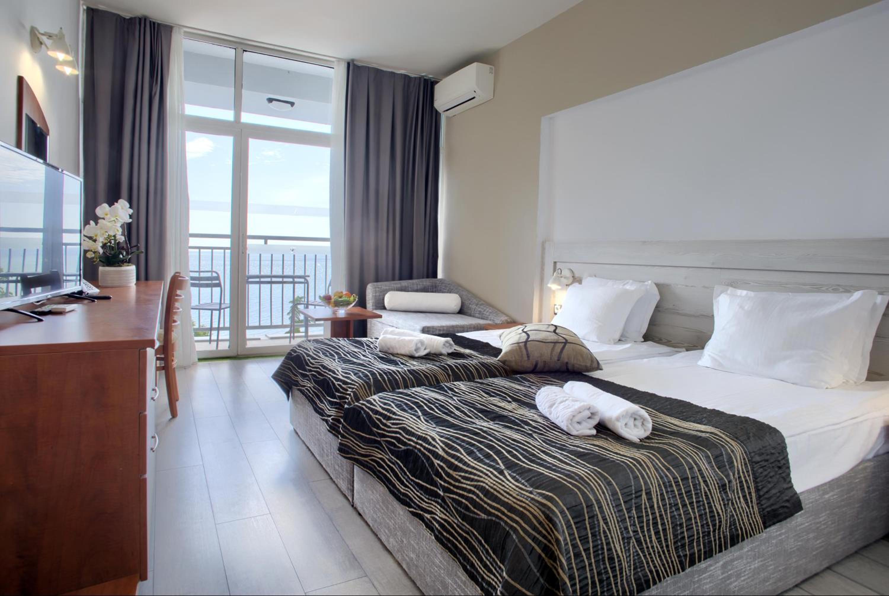 Standard Twin Room with Balcony and Sea View photo 1
