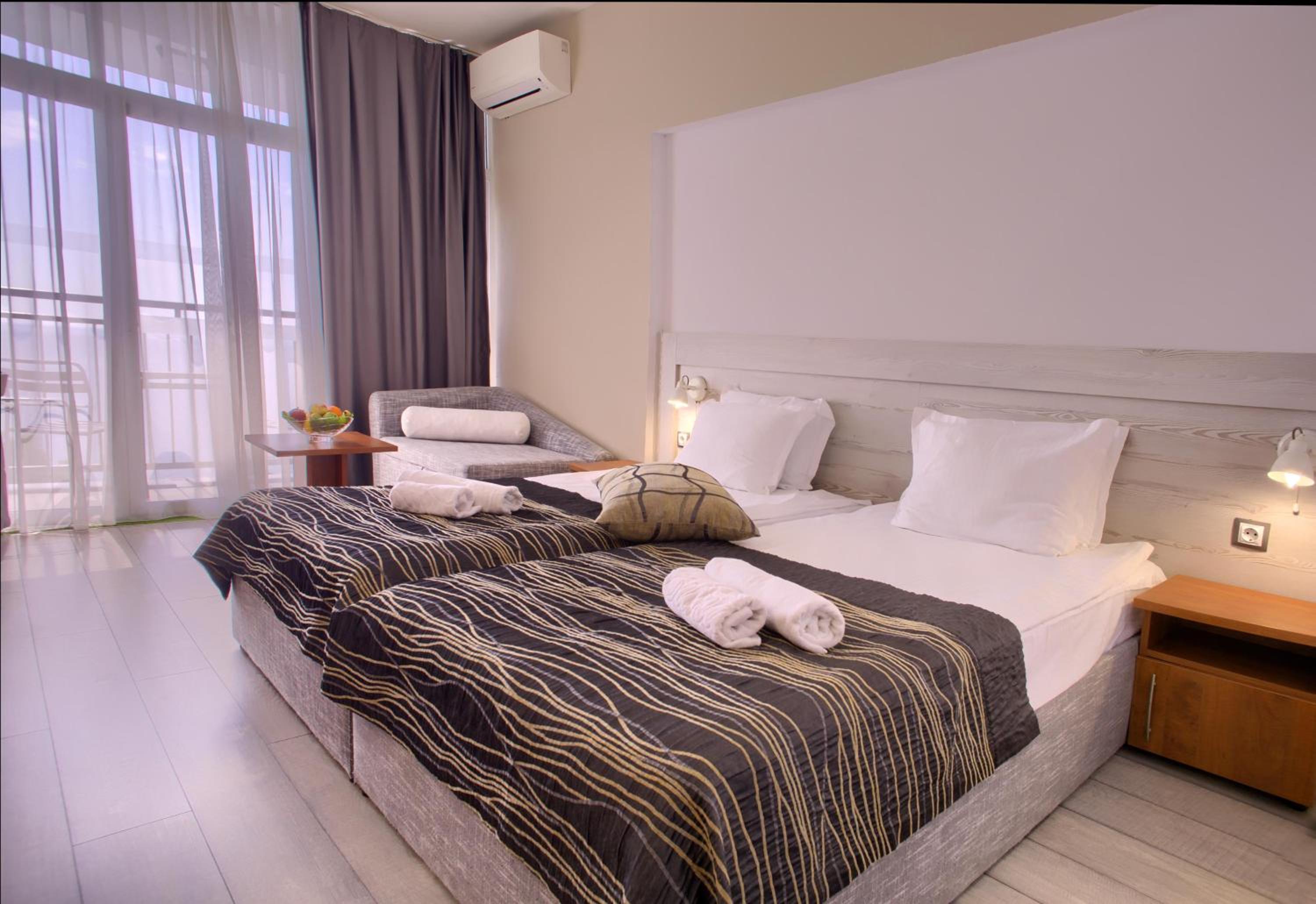 Standard Twin Room with Balcony and Sea View photo 2