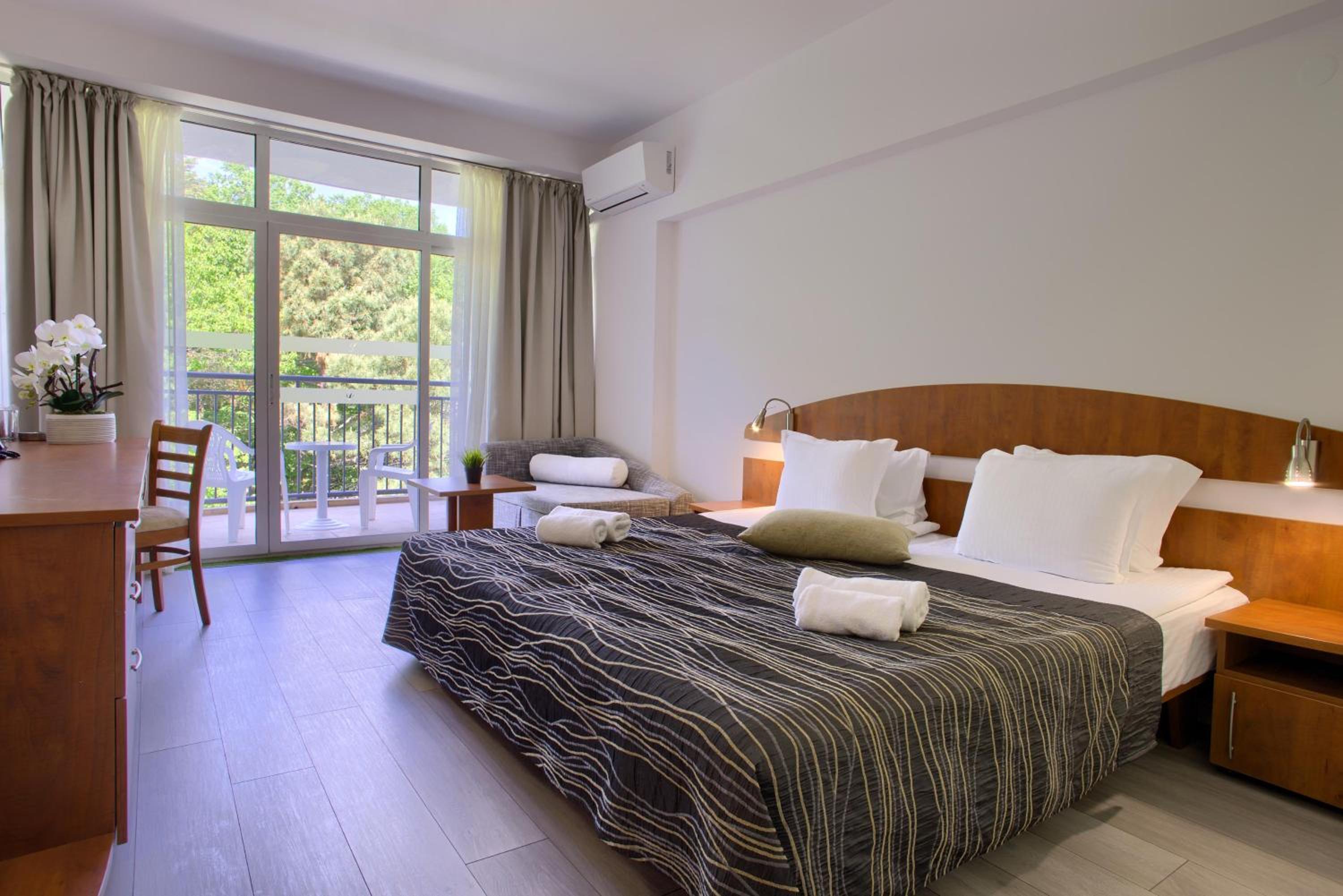 Standard Twin Room with Balcony and Park View photo 1