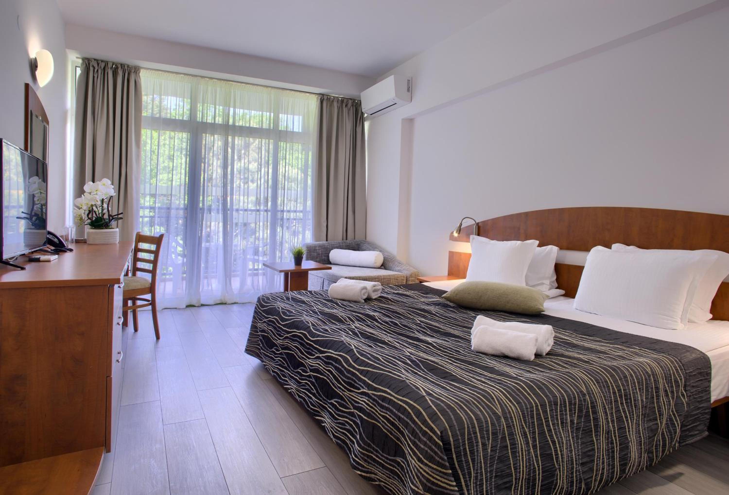 Standard Twin Room with Balcony and Park View photo 2