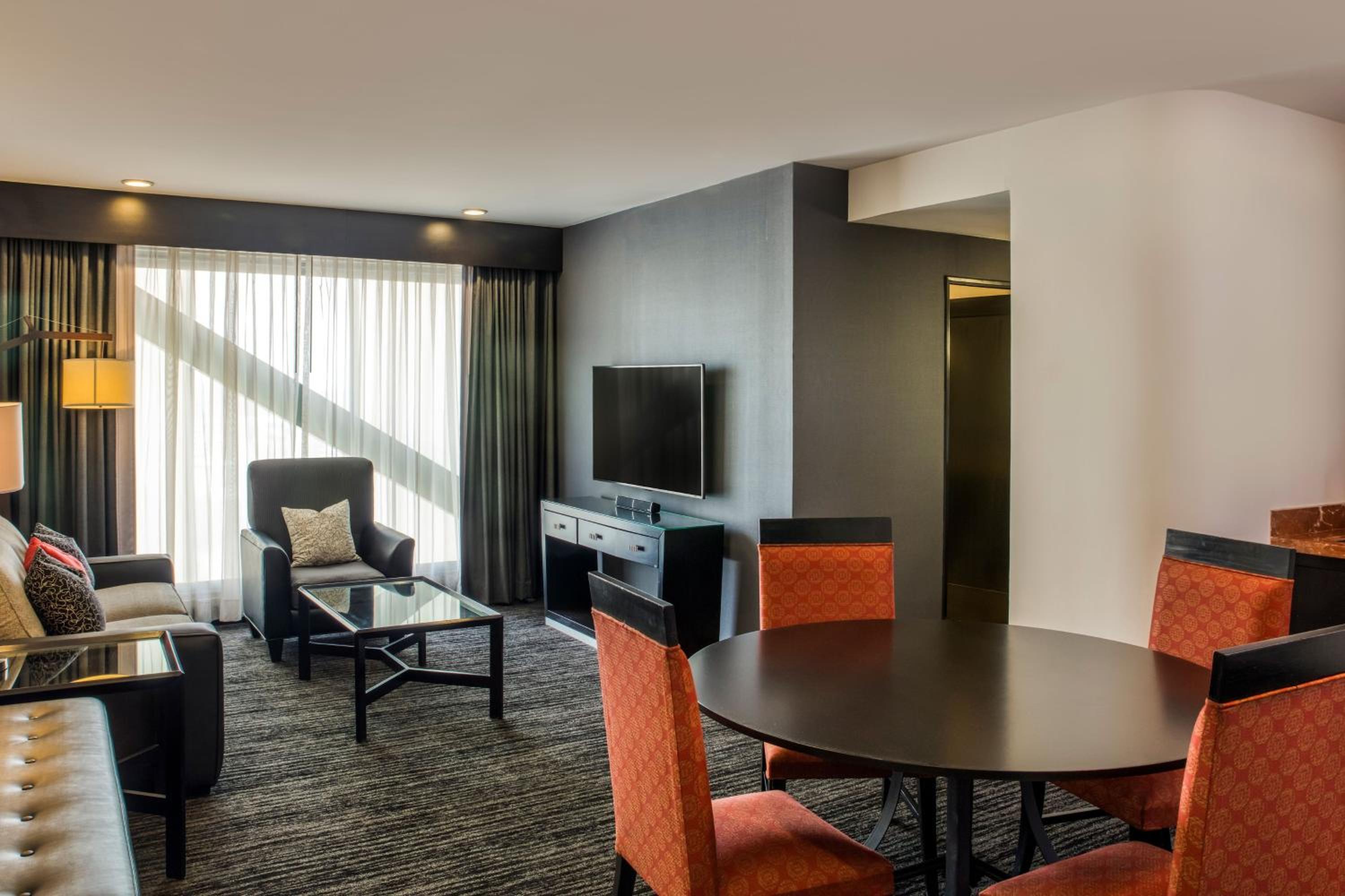 Premier Suite, 1 Bedroom Suite, 1 King, Sofa bed, City view photo 1