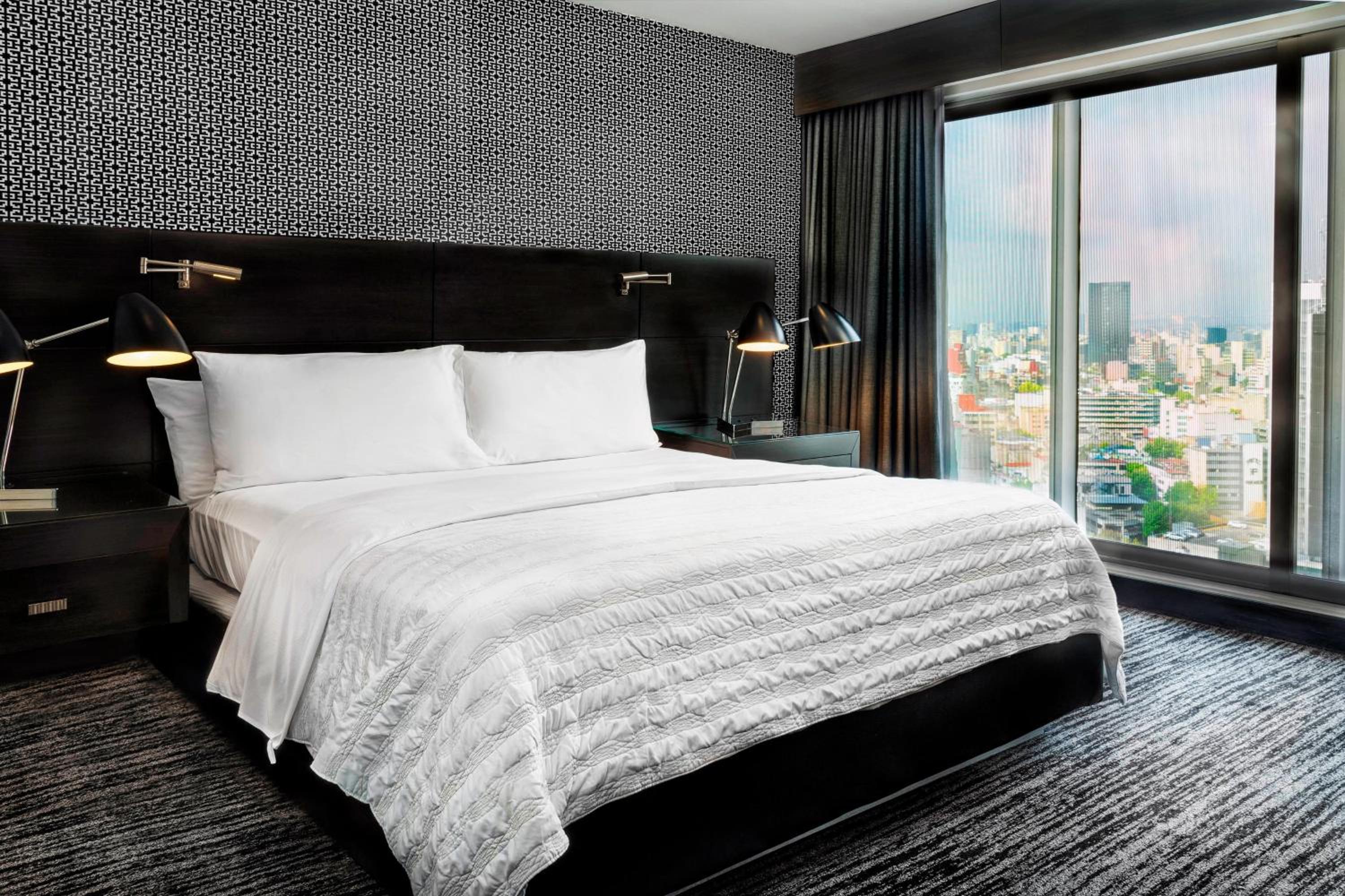 Premier Suite, 1 Bedroom Suite, 1 King, Sofa bed, City view photo 3