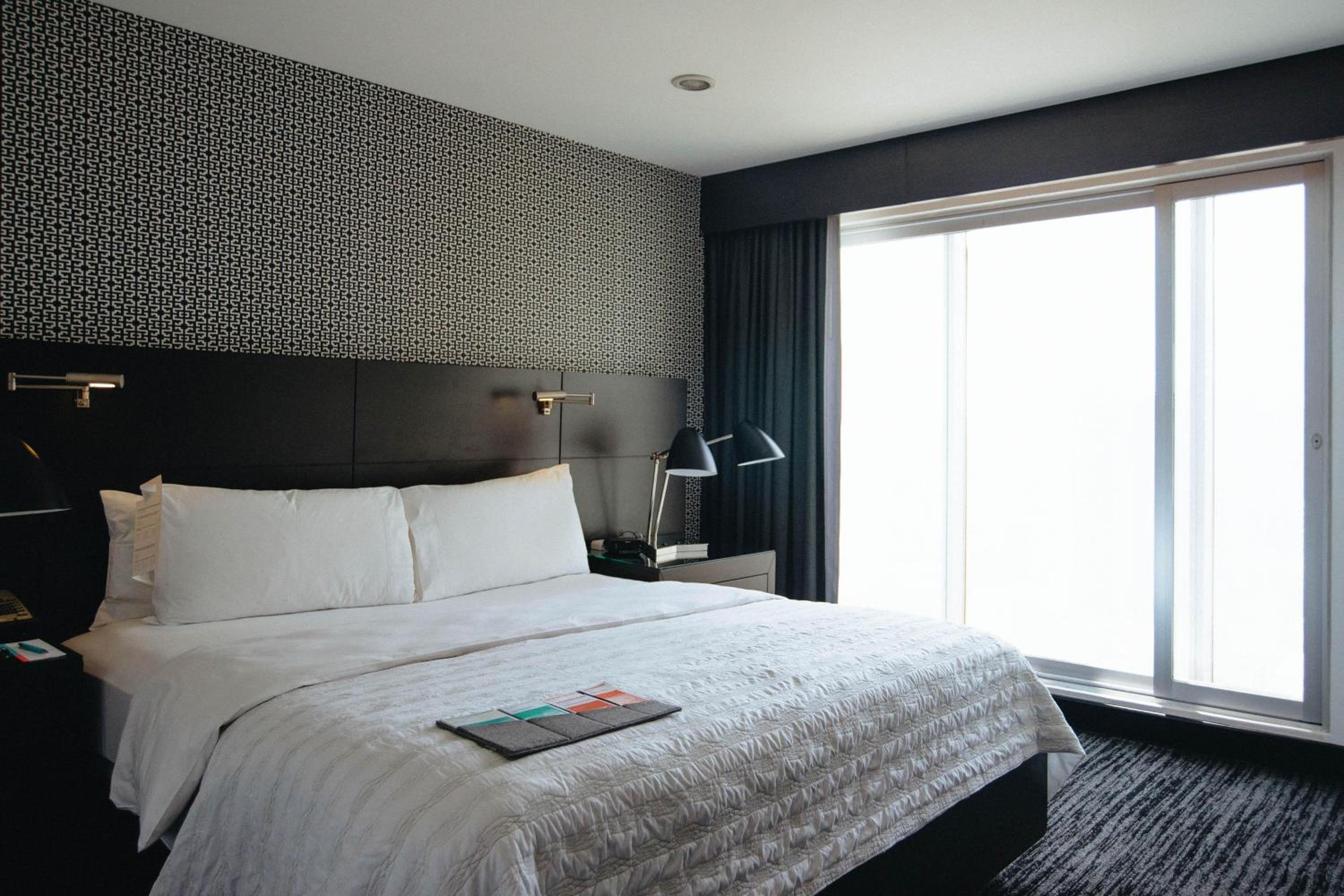 Classic Suite, 1 Bedroom Suite, 1 King, Sofa bed, City view photo 1