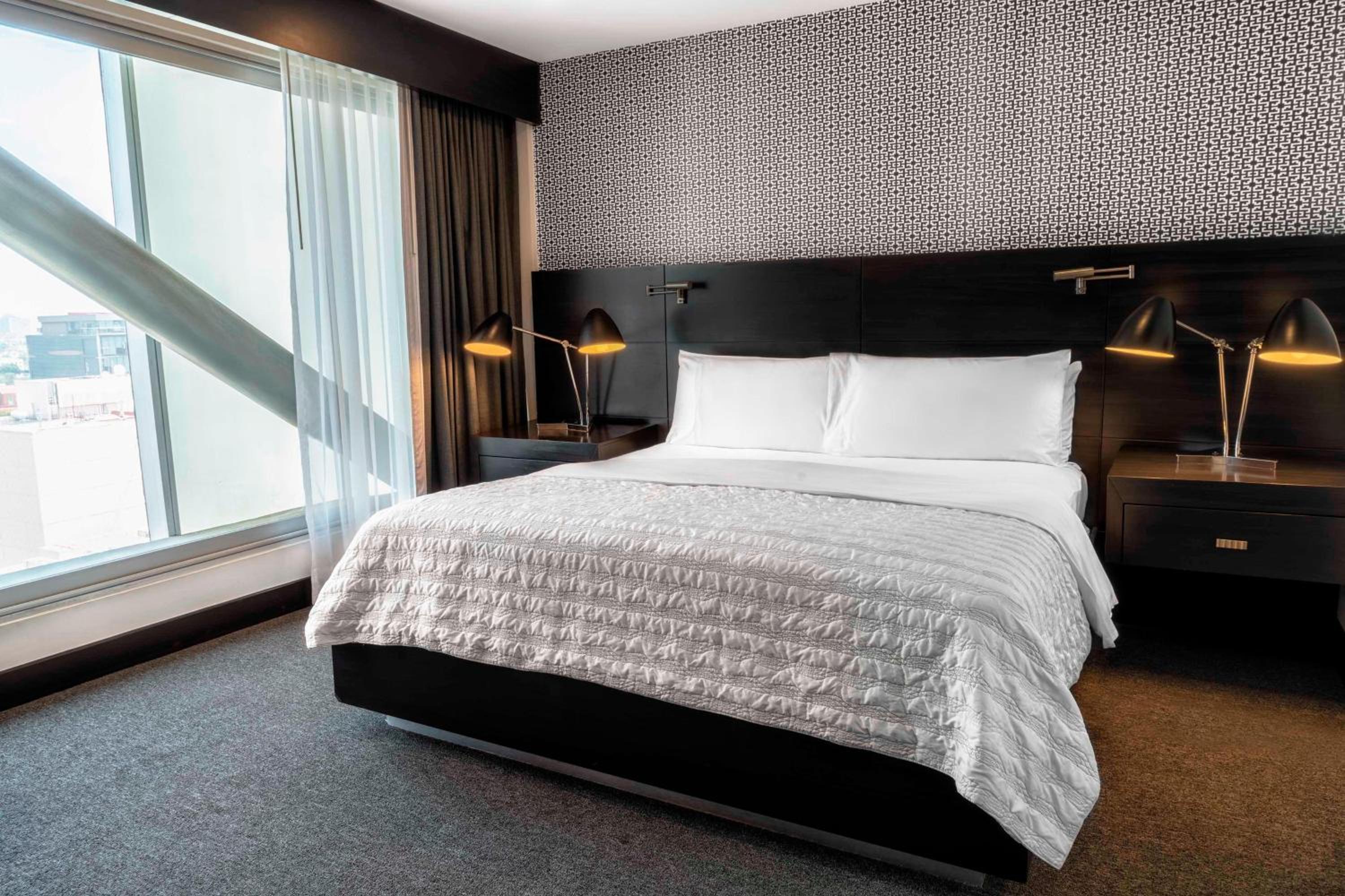 Classic Suite, 1 Bedroom Suite, 1 King, Sofa bed, City view photo 3