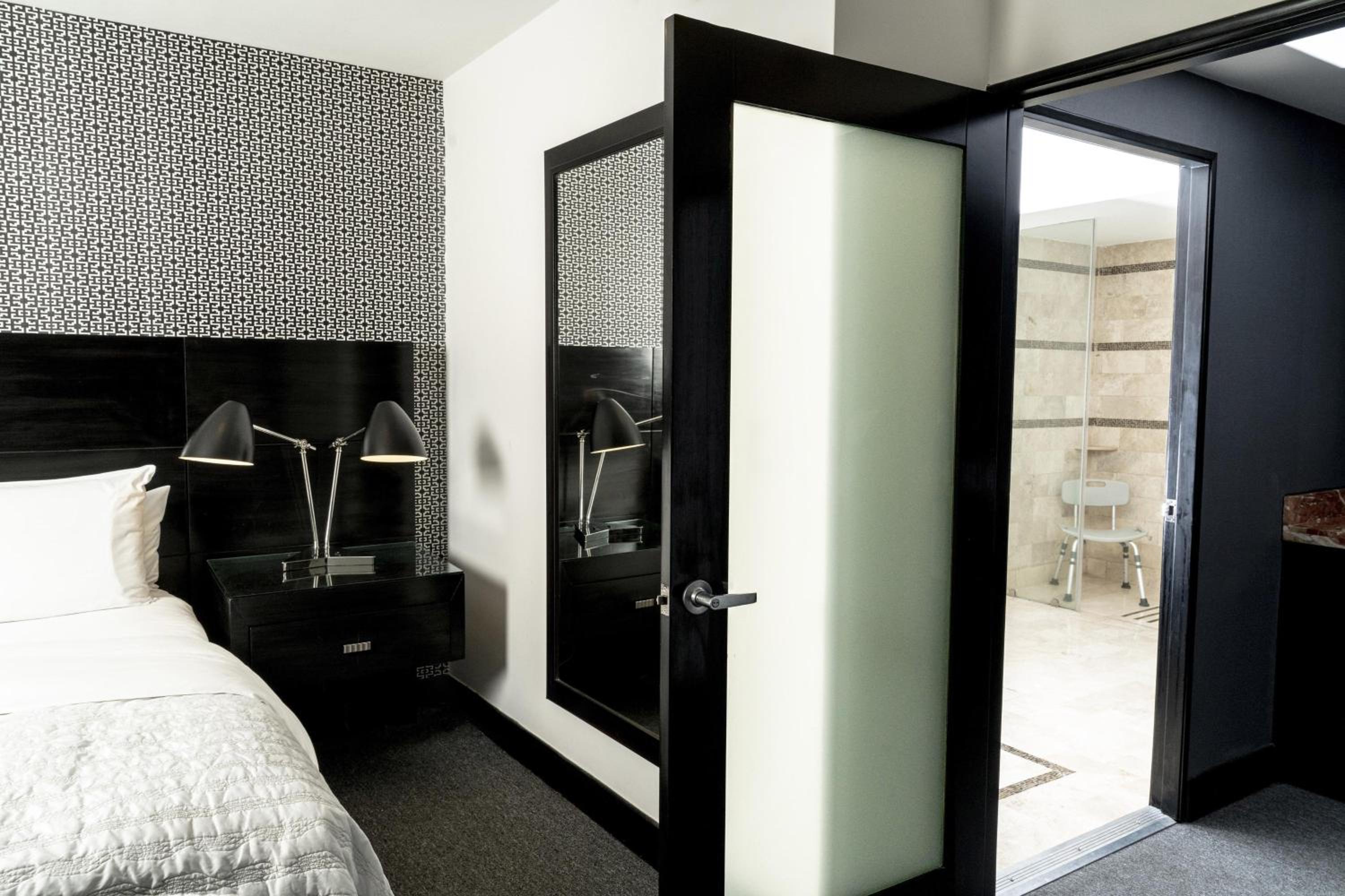 Master Suite, 1 Bedroom Executive Suite, 1 King, Sofa bed photo 3