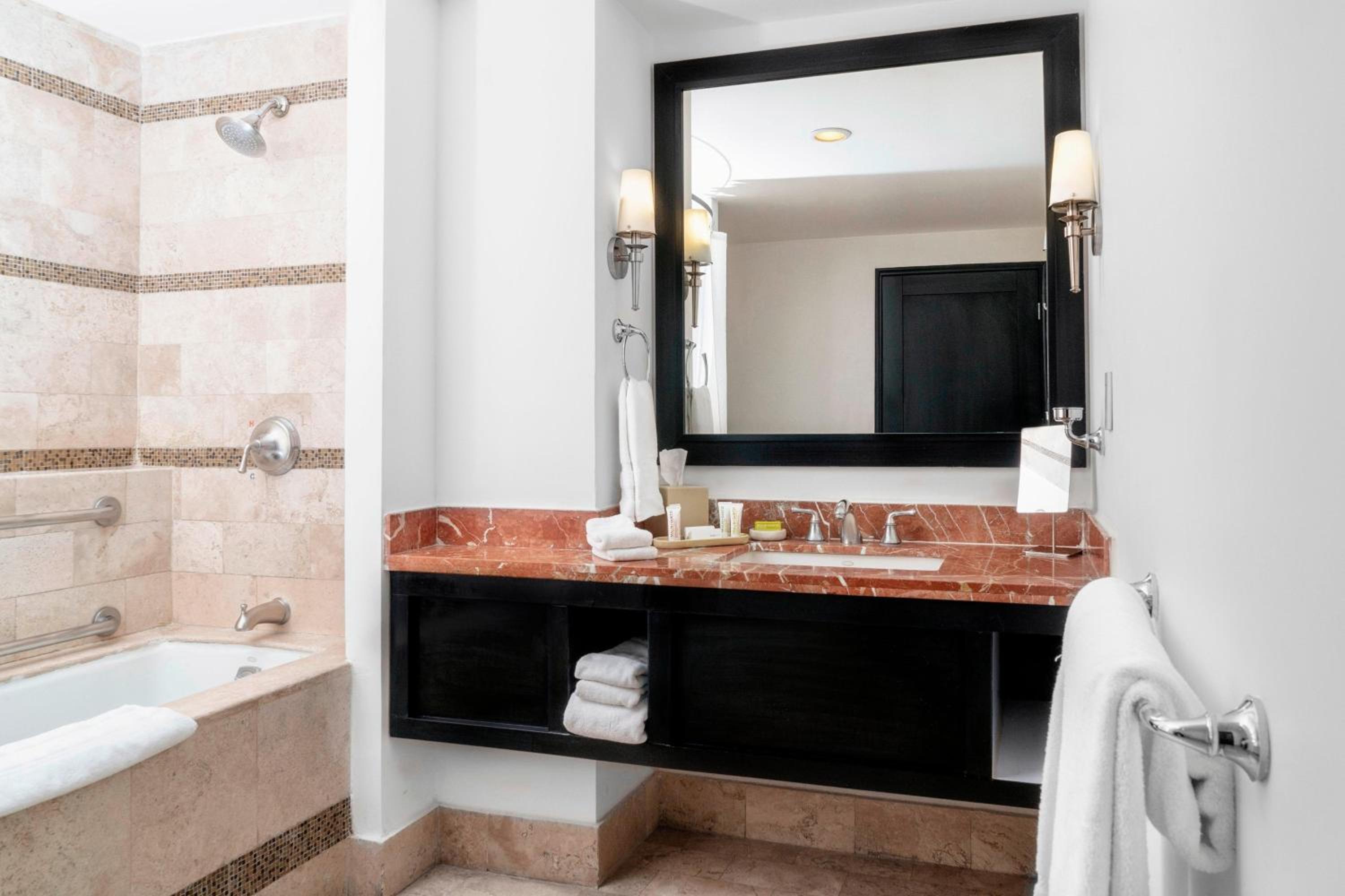 Classic Suite, 1 Bedroom Suite, 1 King, Sofa bed, City view photo 2