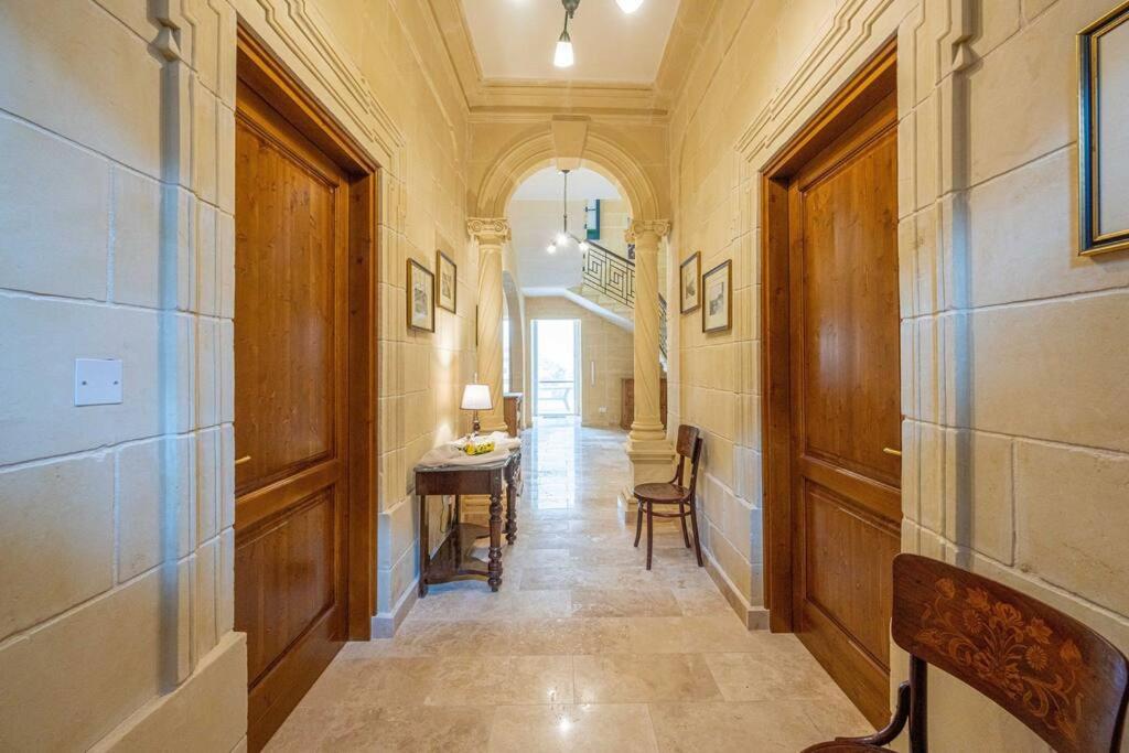 Five-Bedroom House photo 1