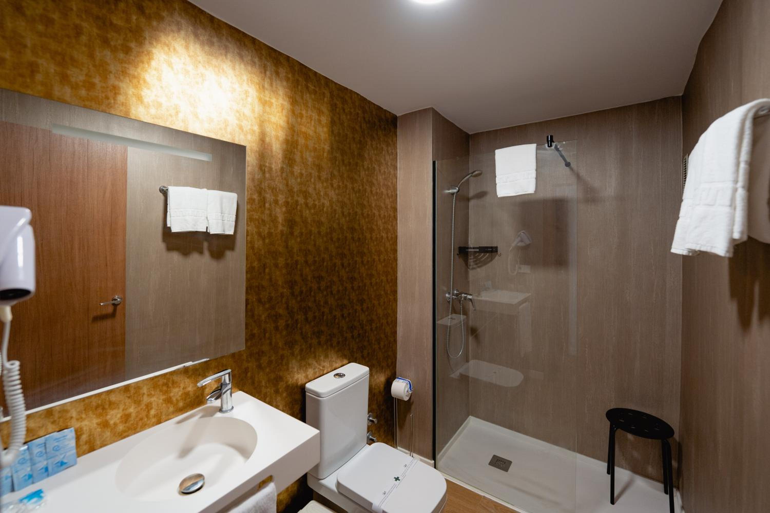 Double or Twin Room - Photo 4