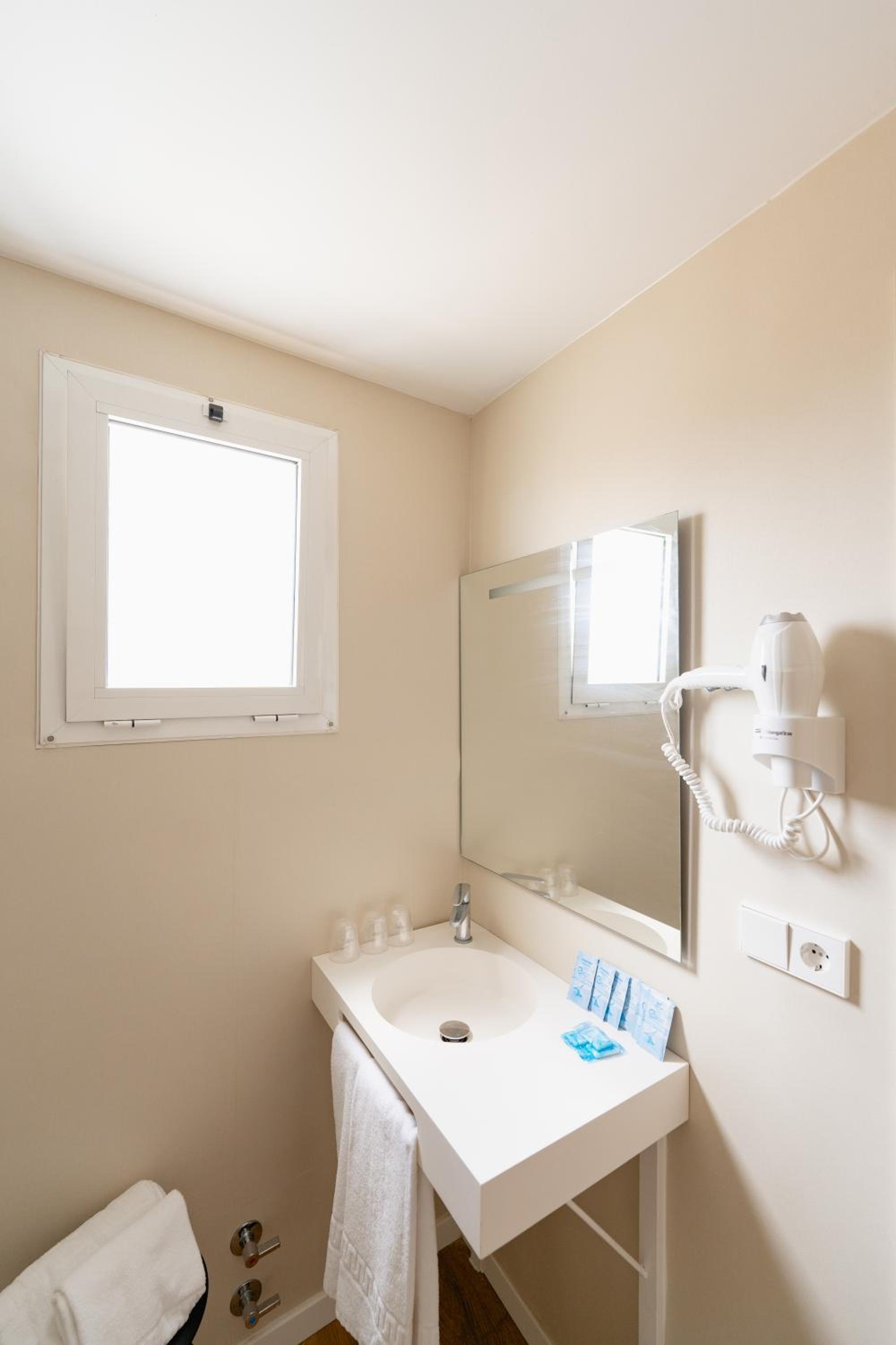 Triple Room (3 Adults) - Photo 3