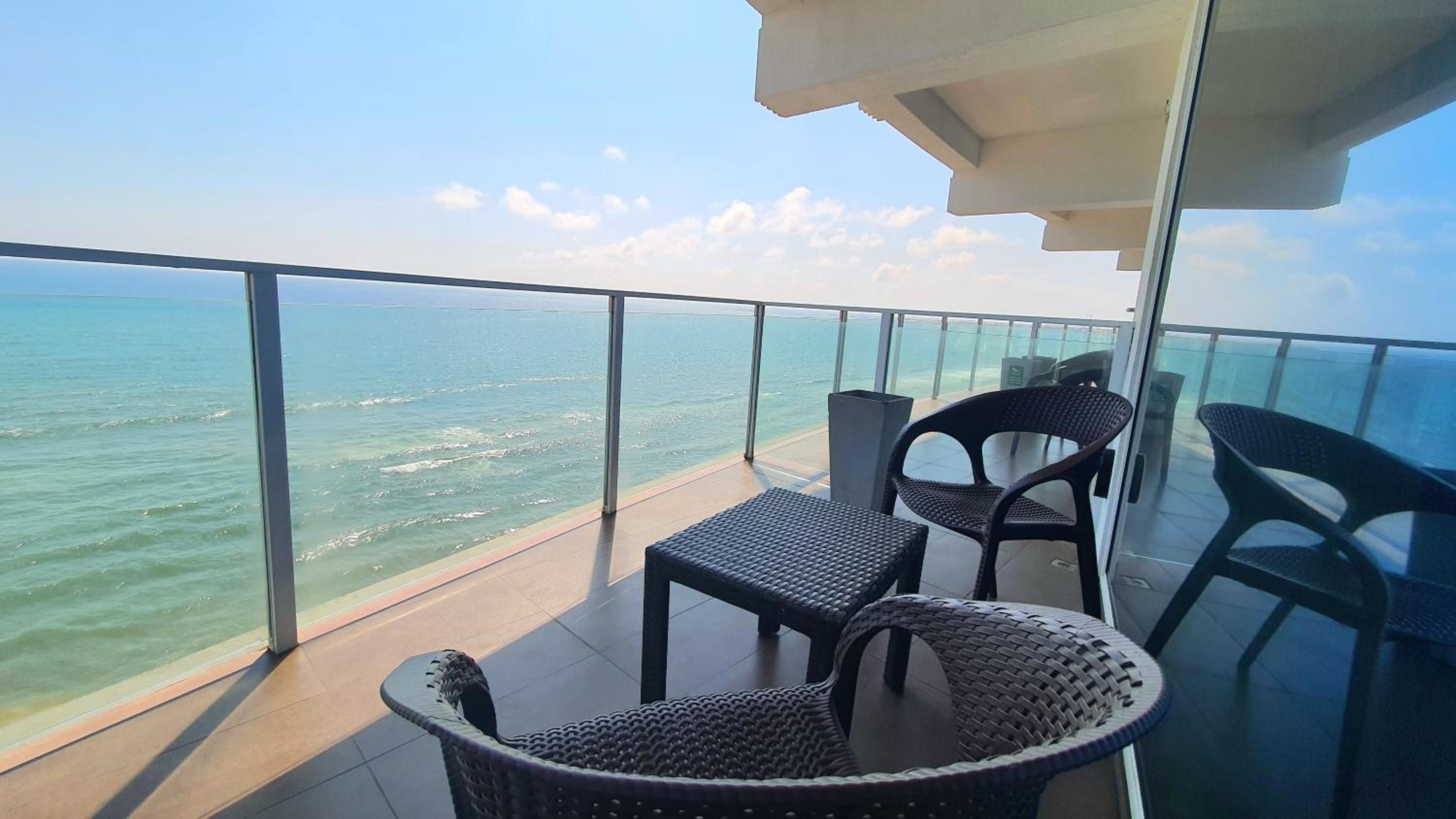 Signature Panorama Sea View King Room with Complimentary City Tour & Access to Beach Lounge - Photo 7
