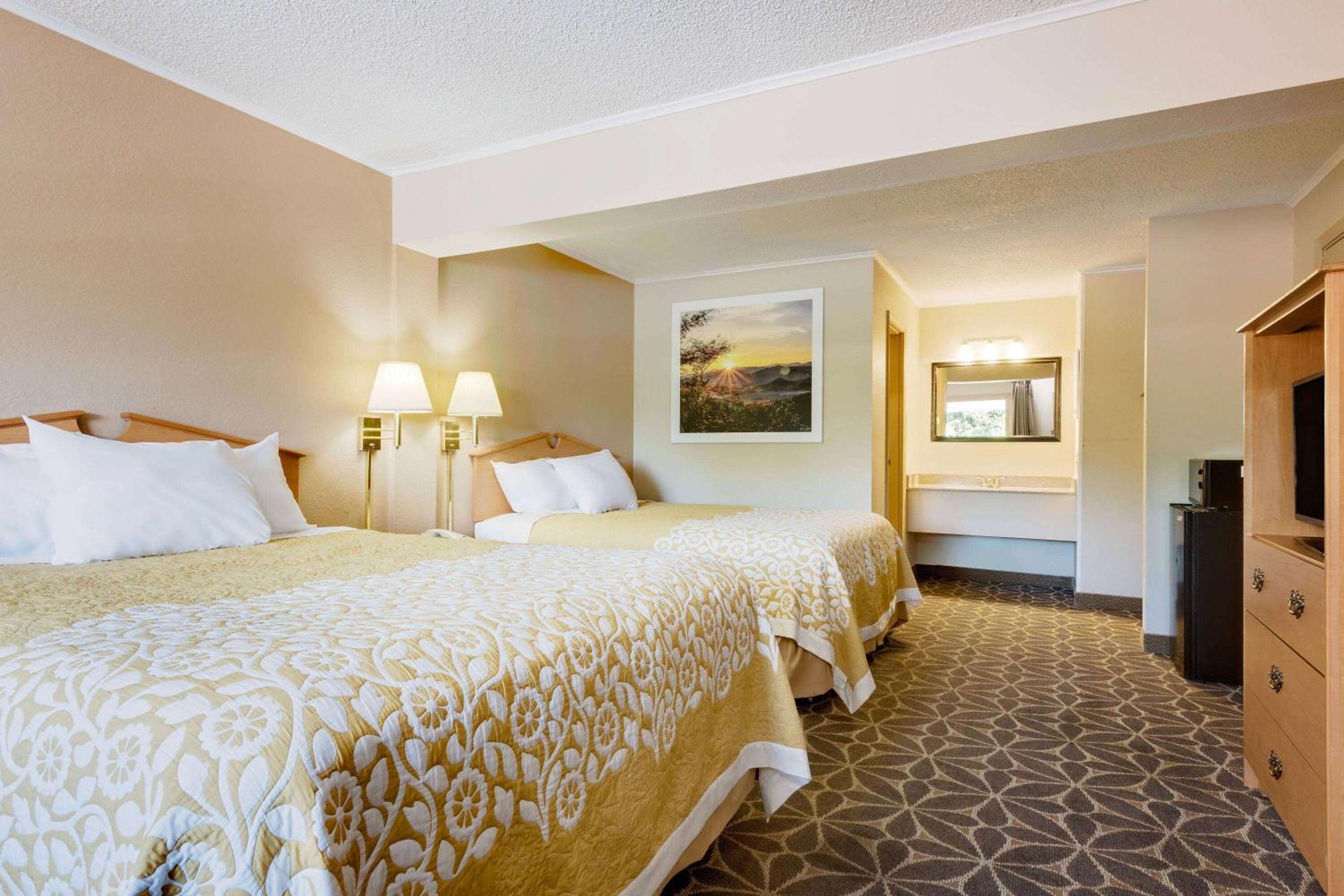 Queen Room with Two Queen Beds - Non-Smoking - Photo 1
