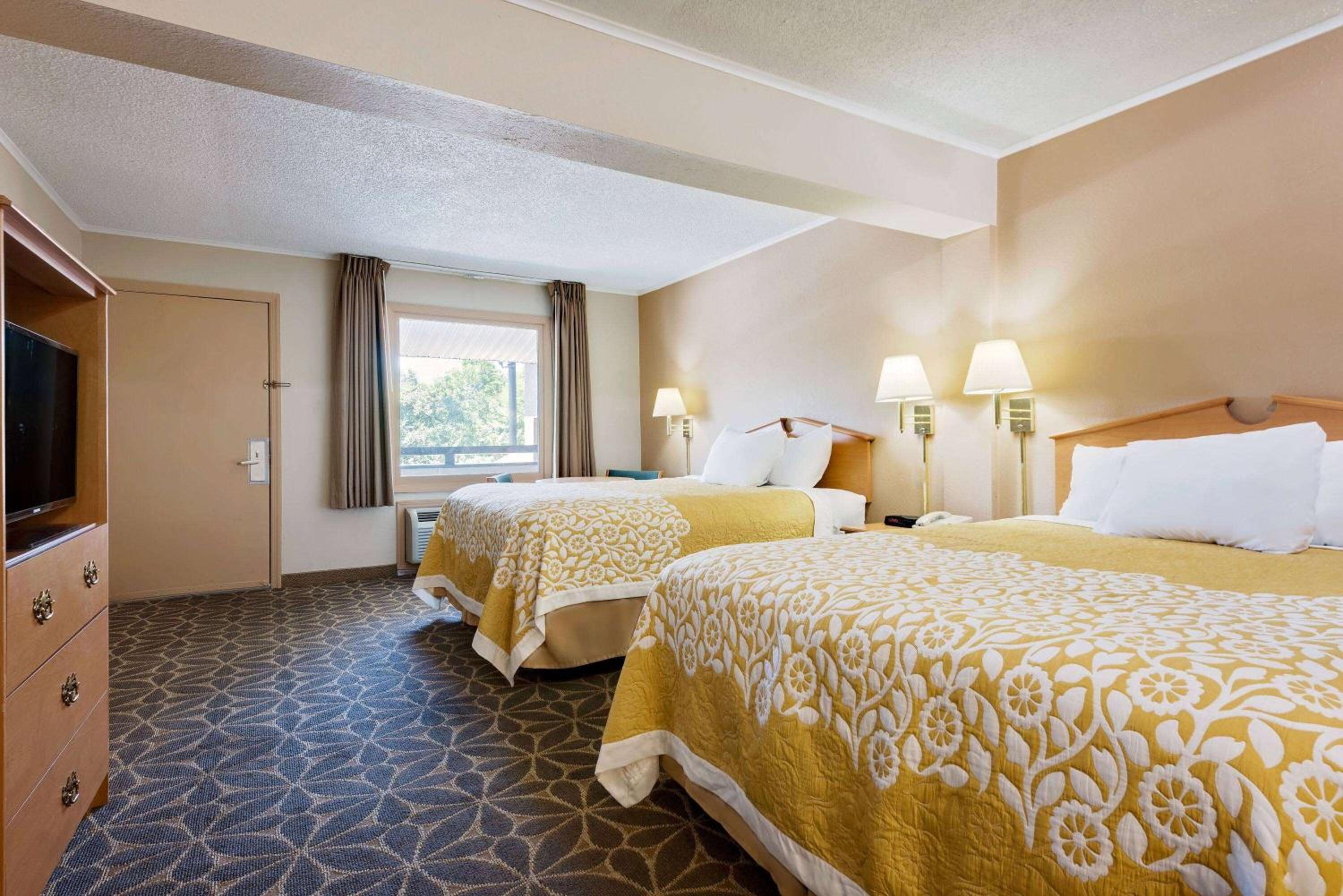 Queen Room with Two Queen Beds - Non-Smoking - Photo 5