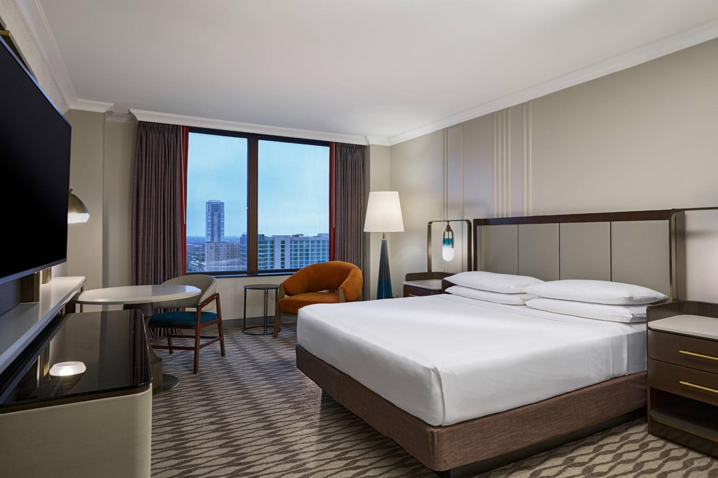 Deluxe Guest Room, King Bed - Photo 3