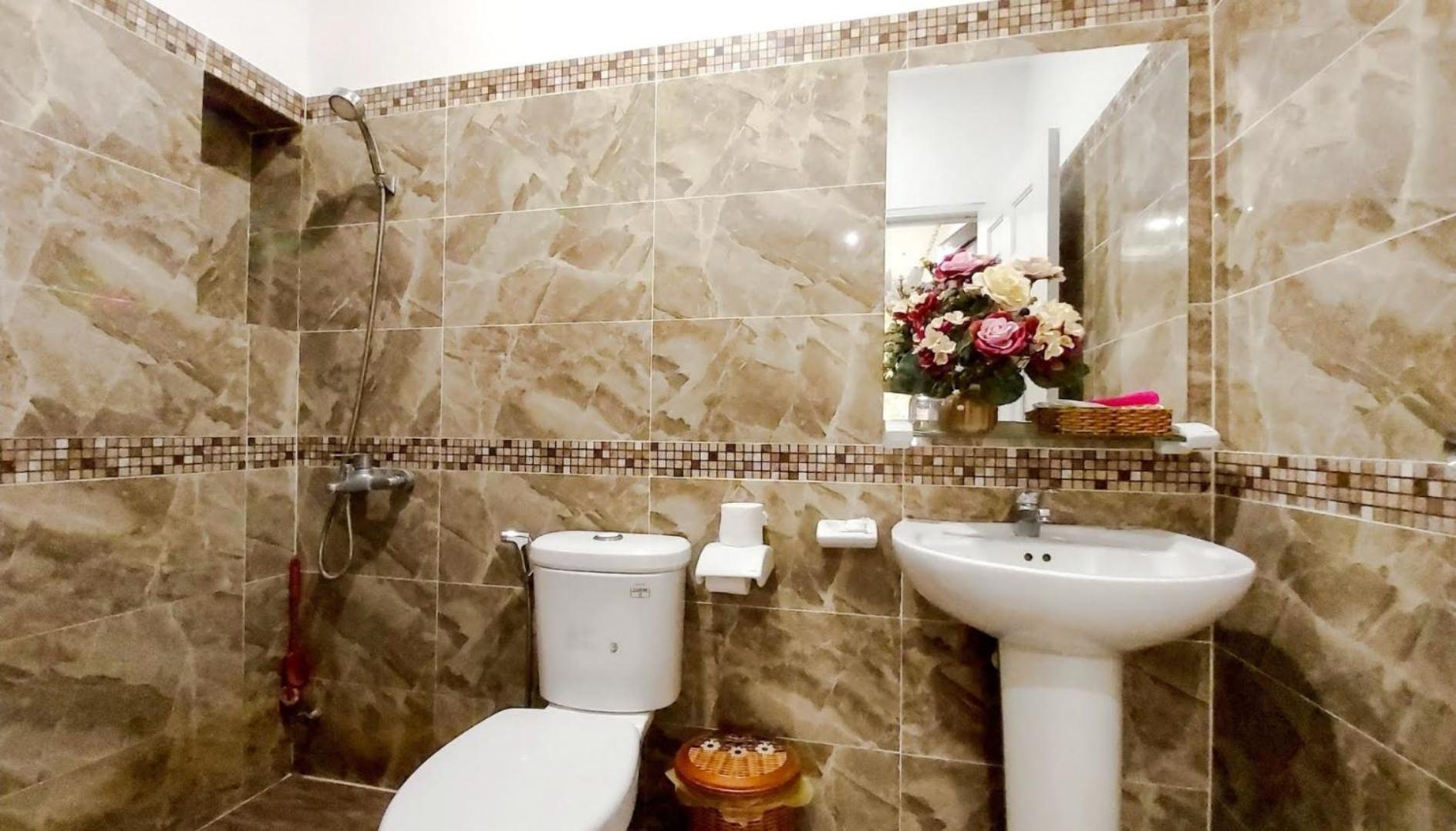 Standard Queen Room - Photo 10