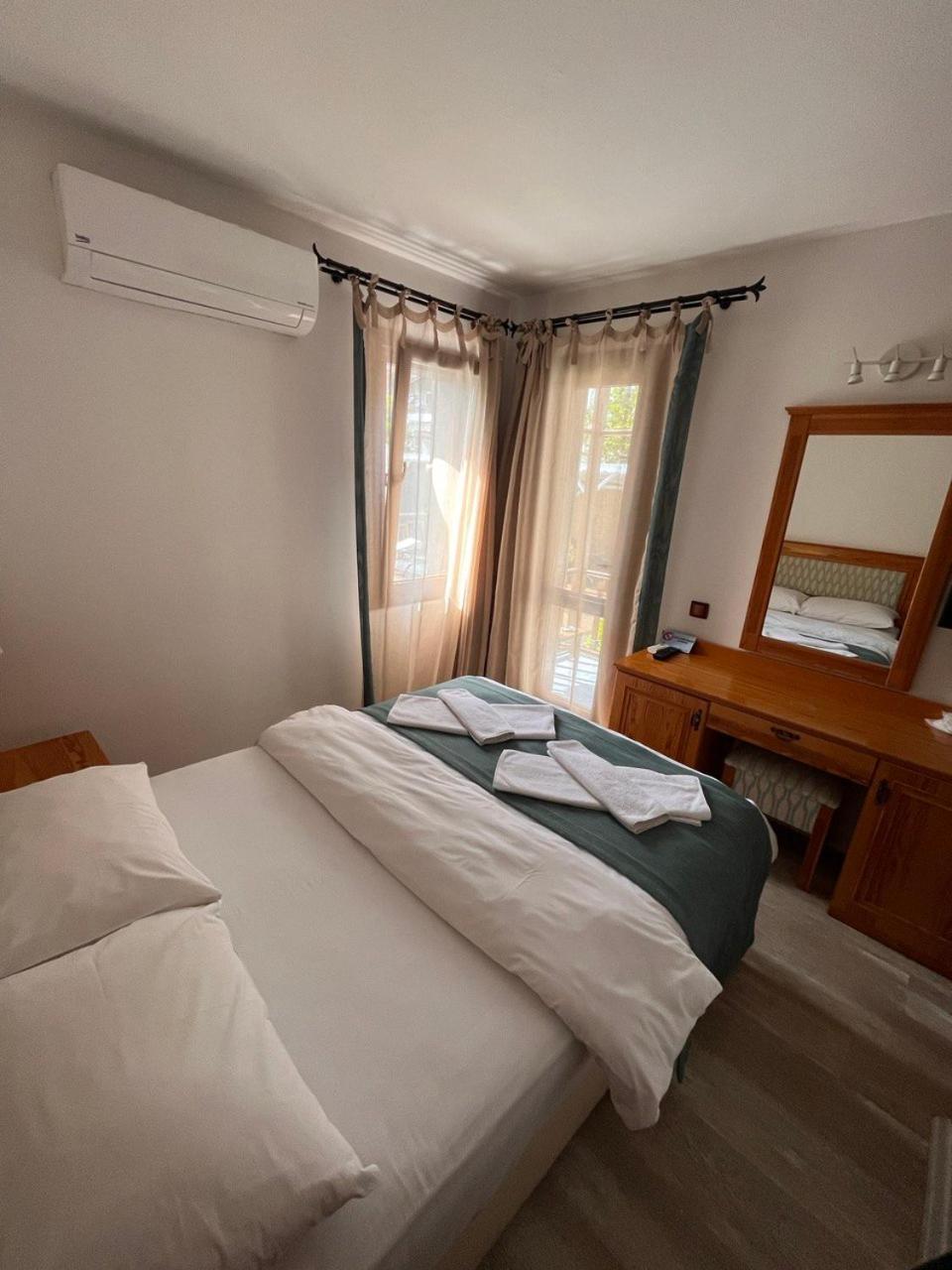Double Room with Pool View - Photo 4