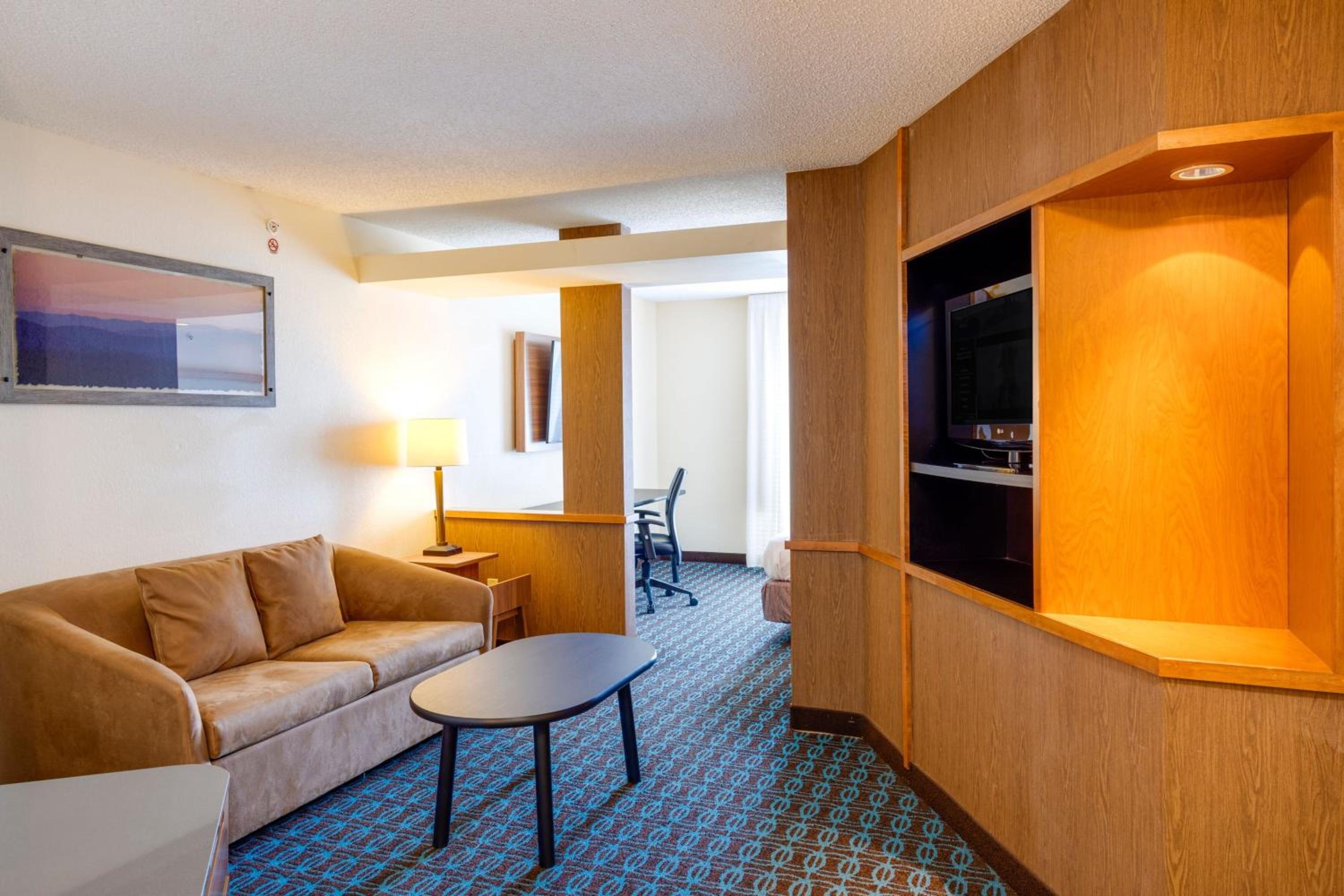King Suite with Specialty Bathtub and Sofa Bed photo 1