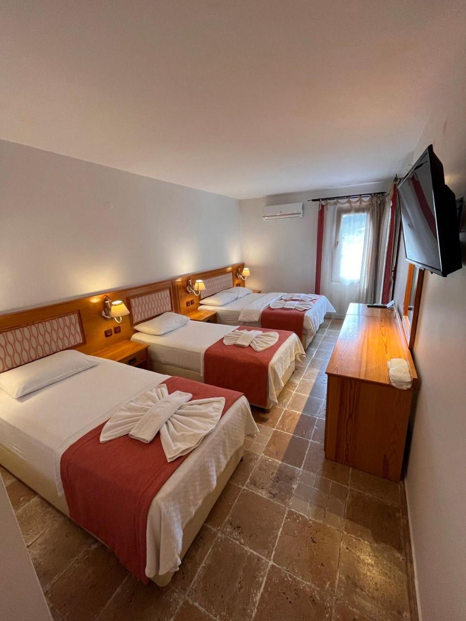 Quadruple Room with Balcony - Photo 1