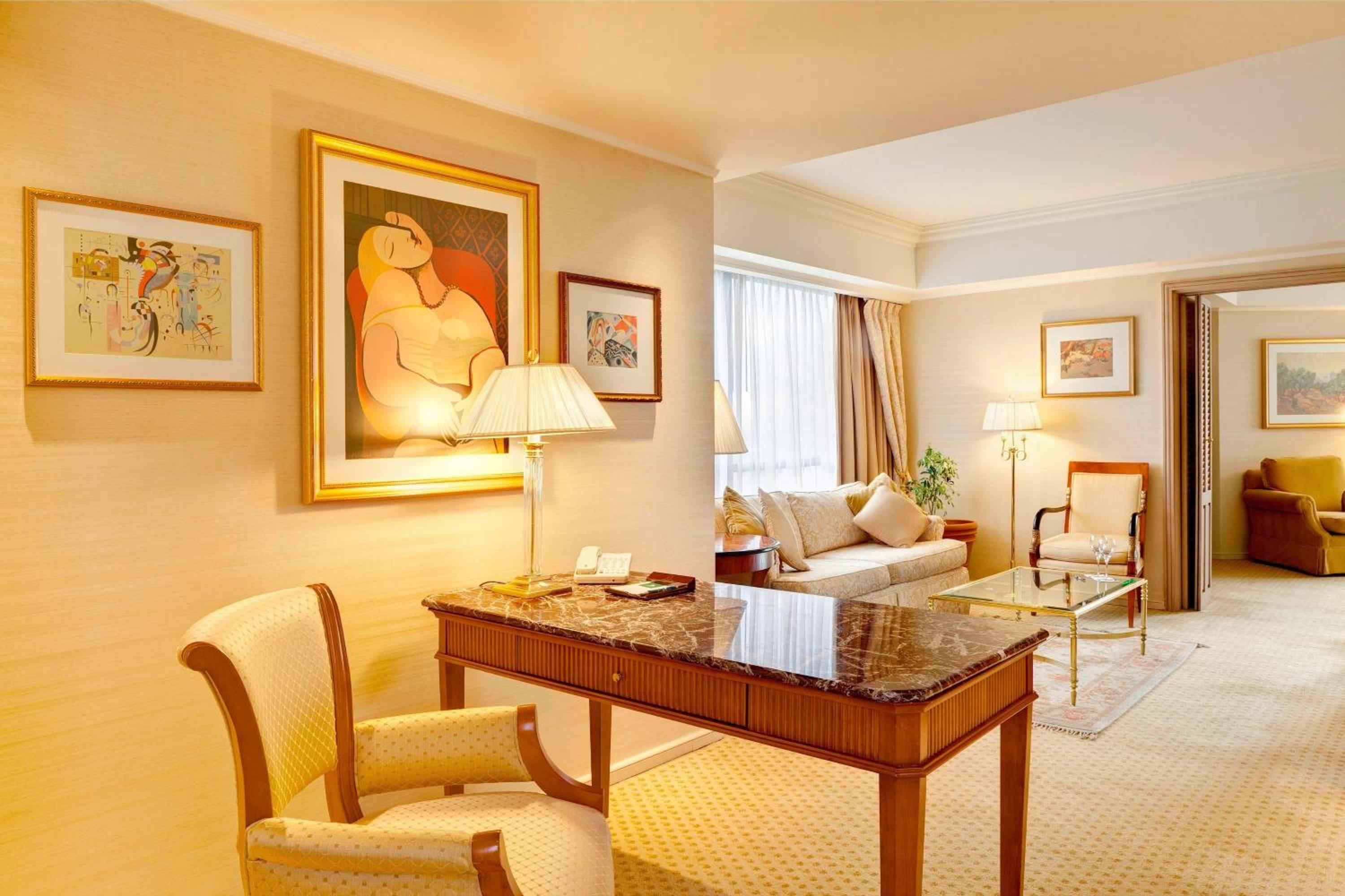 One-Bedroom Corner King Suite