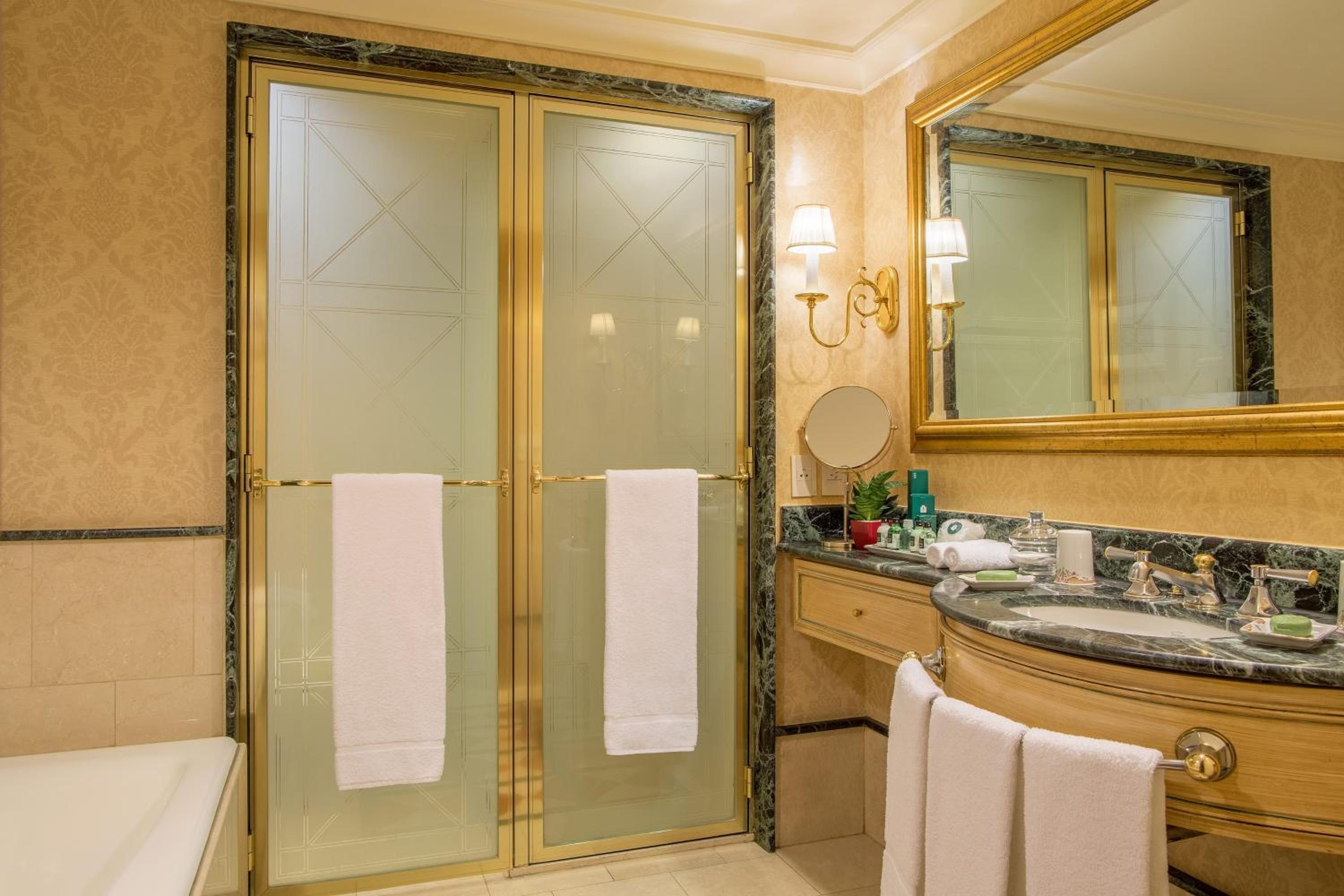 One-Bedroom Corner King Suite