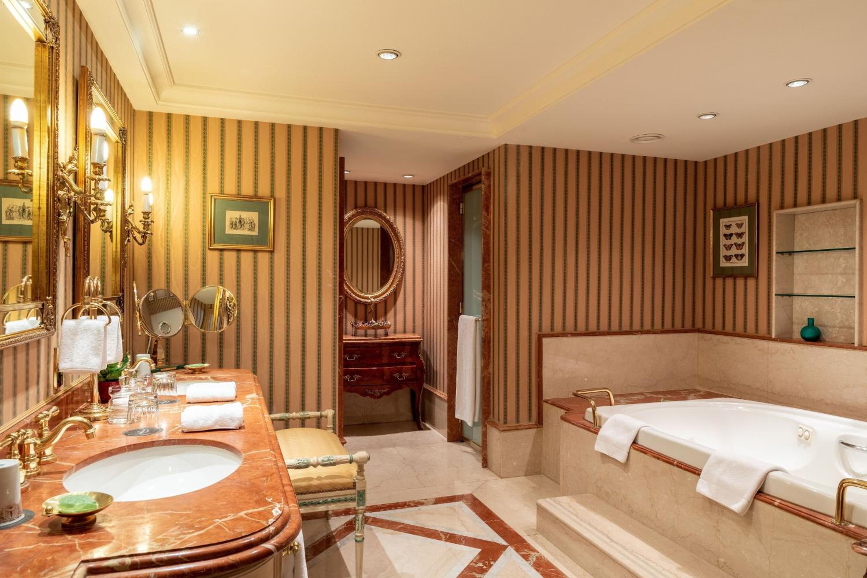 Four-Bedroom Presidential Suite with City view - Top Floor thumbnail 6