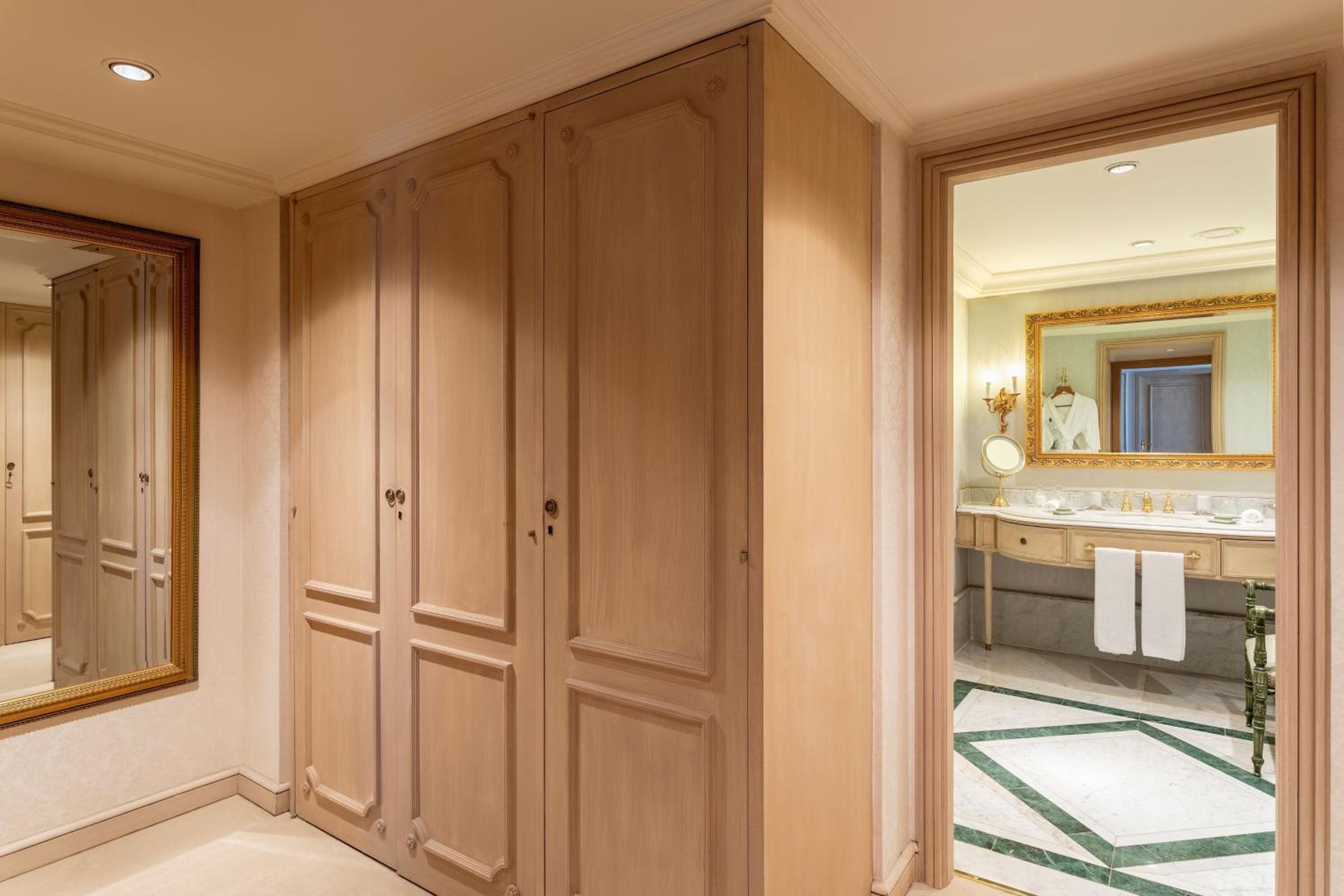 Four-Bedroom Presidential Suite with City view - Top Floor