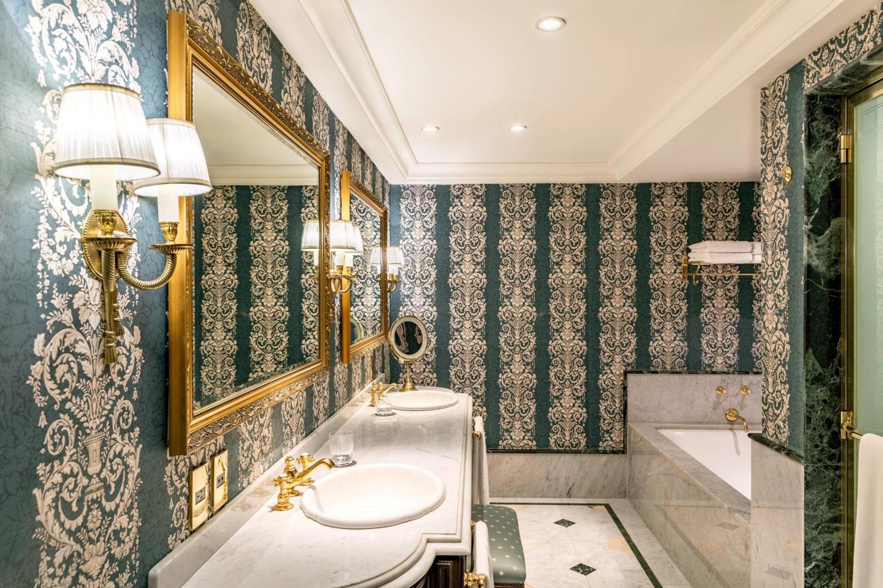 One-Bedroom Governor Suite with Terrace thumbnail 5