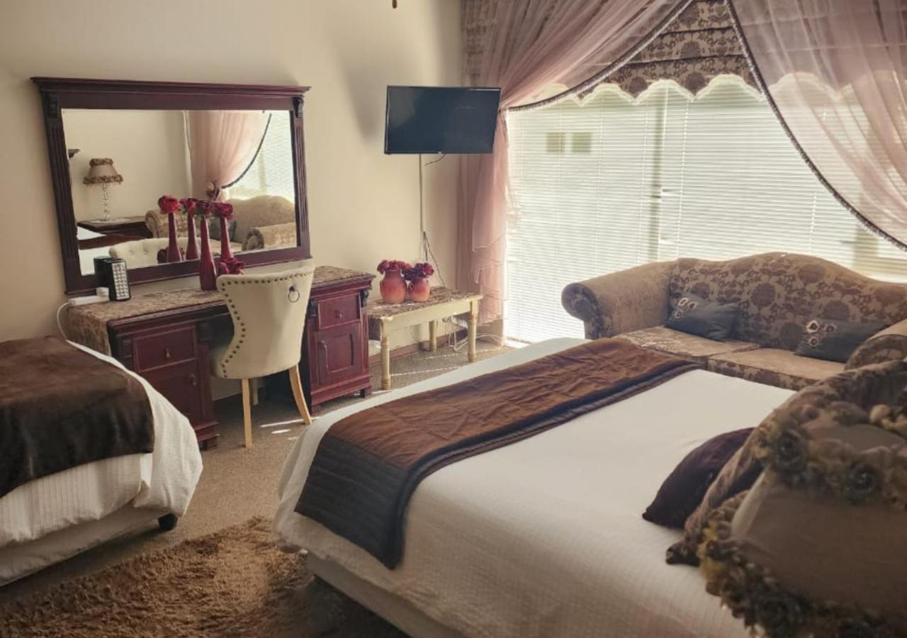 Standard Family Room - Photo 11