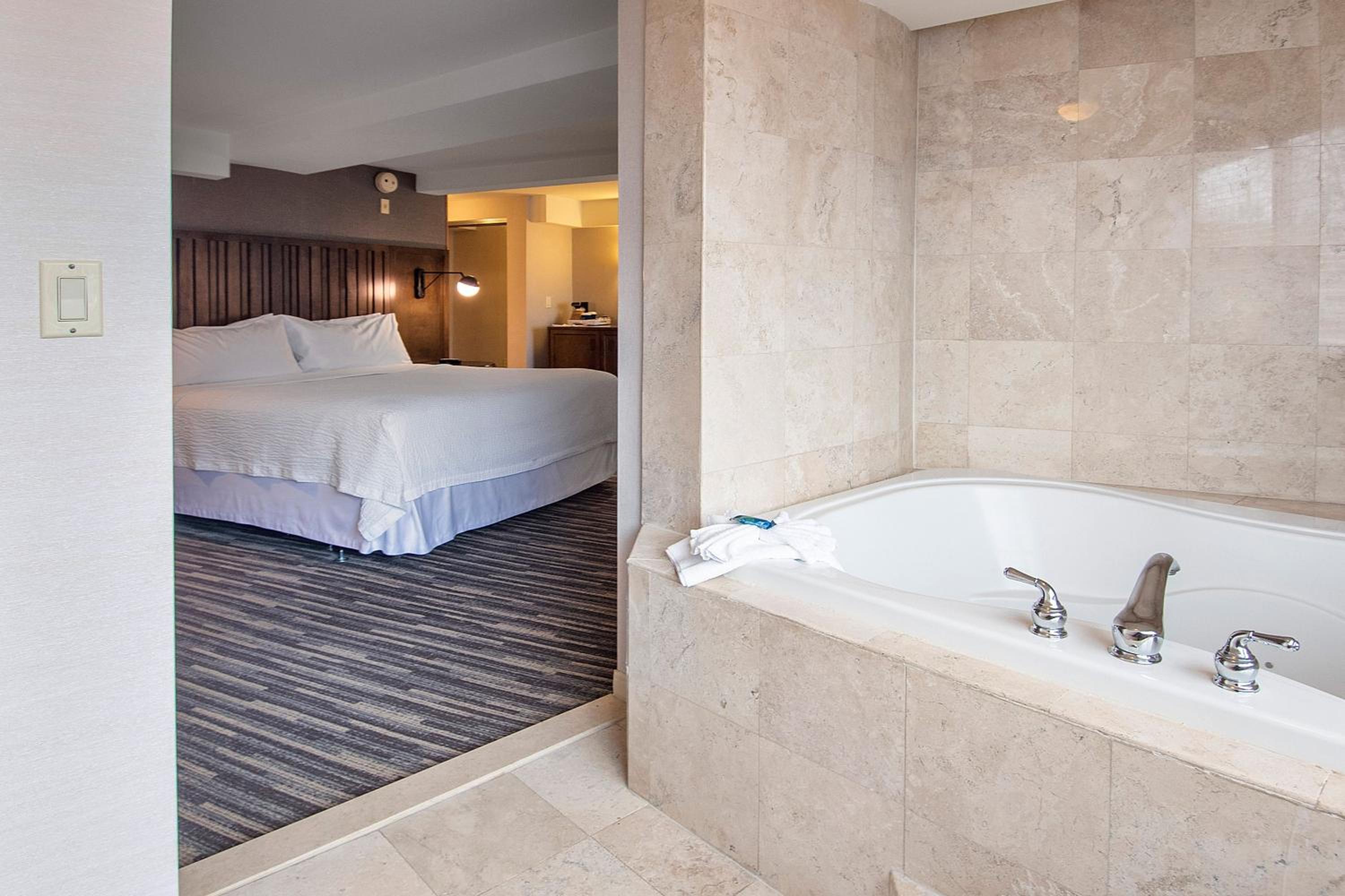 Suite, 1 King, Whirlpool - Photo 3