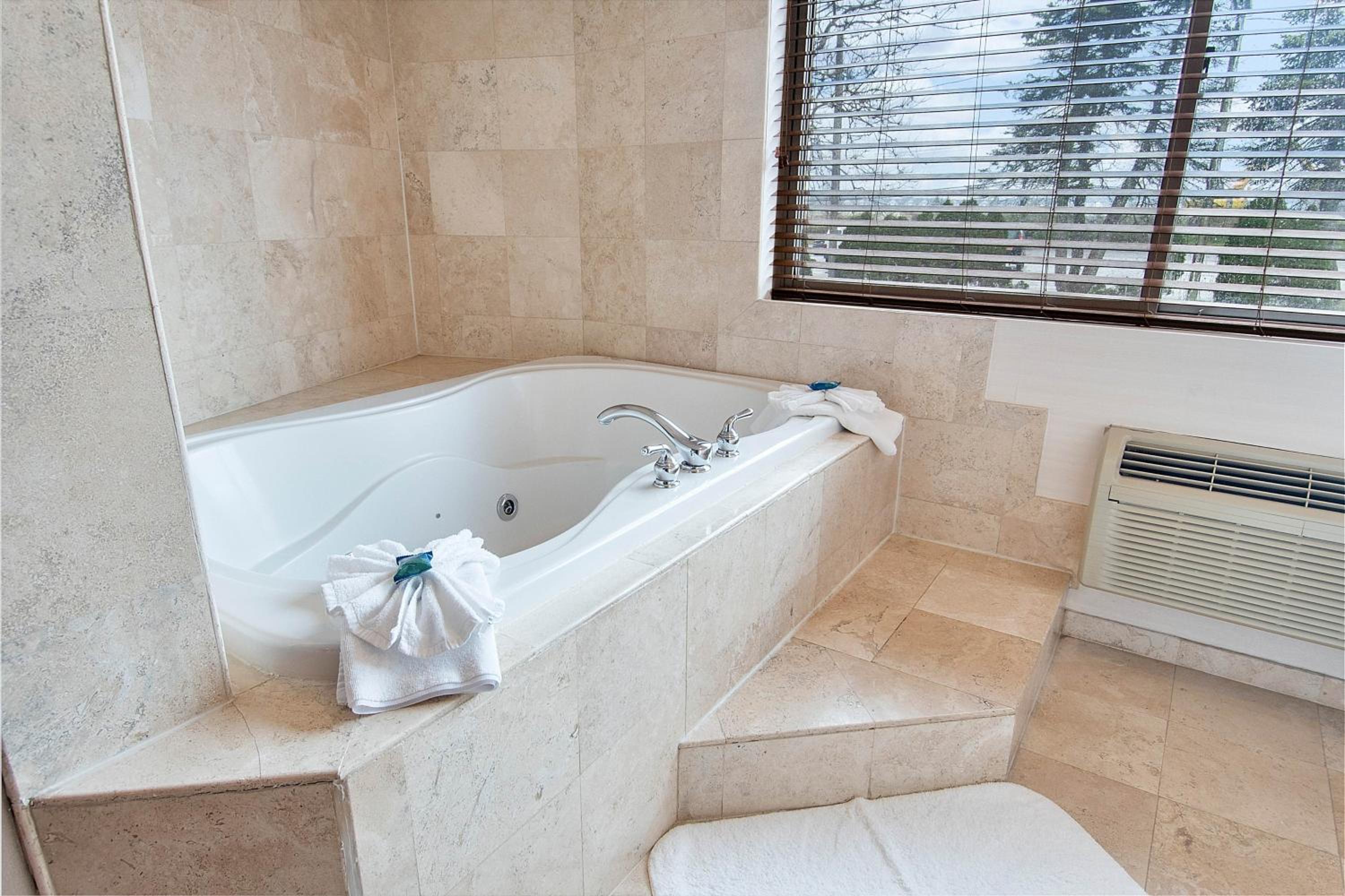 Suite, 1 King, Whirlpool - Photo 2